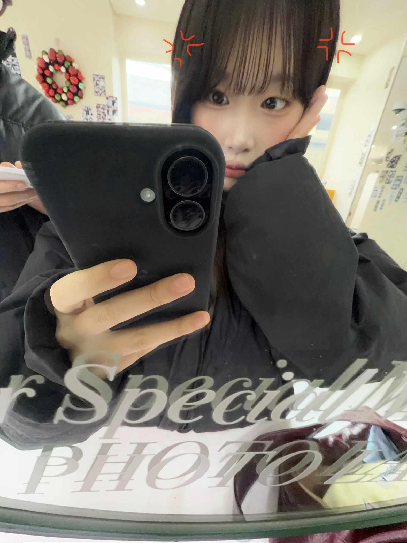 Emotive red coral green necklace, Apple iPhone 17 512GB Black 착용 스타일 - 4