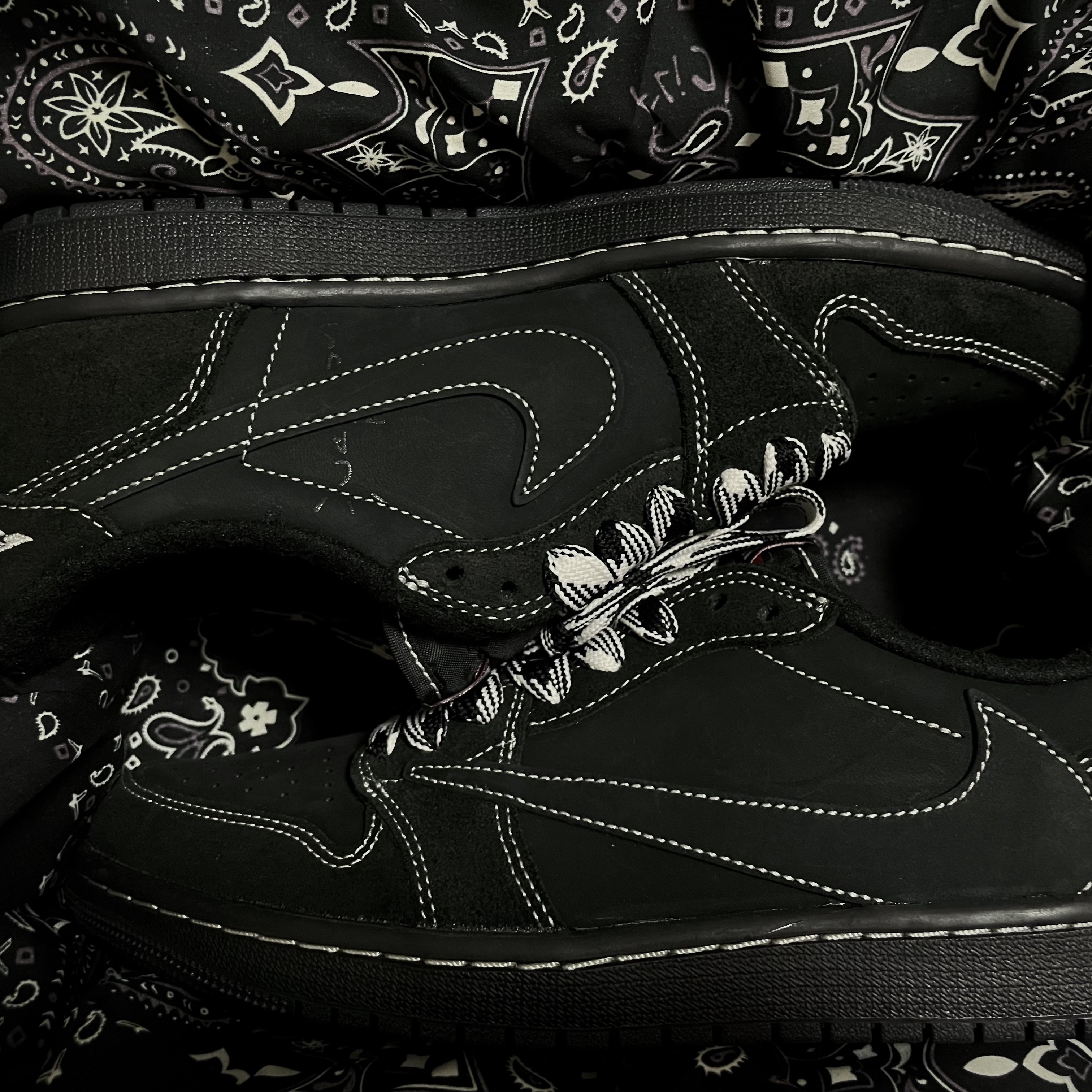 Jordan 1 x Travis Scott Retro Low OG SP Black Phantom 착용 스타일