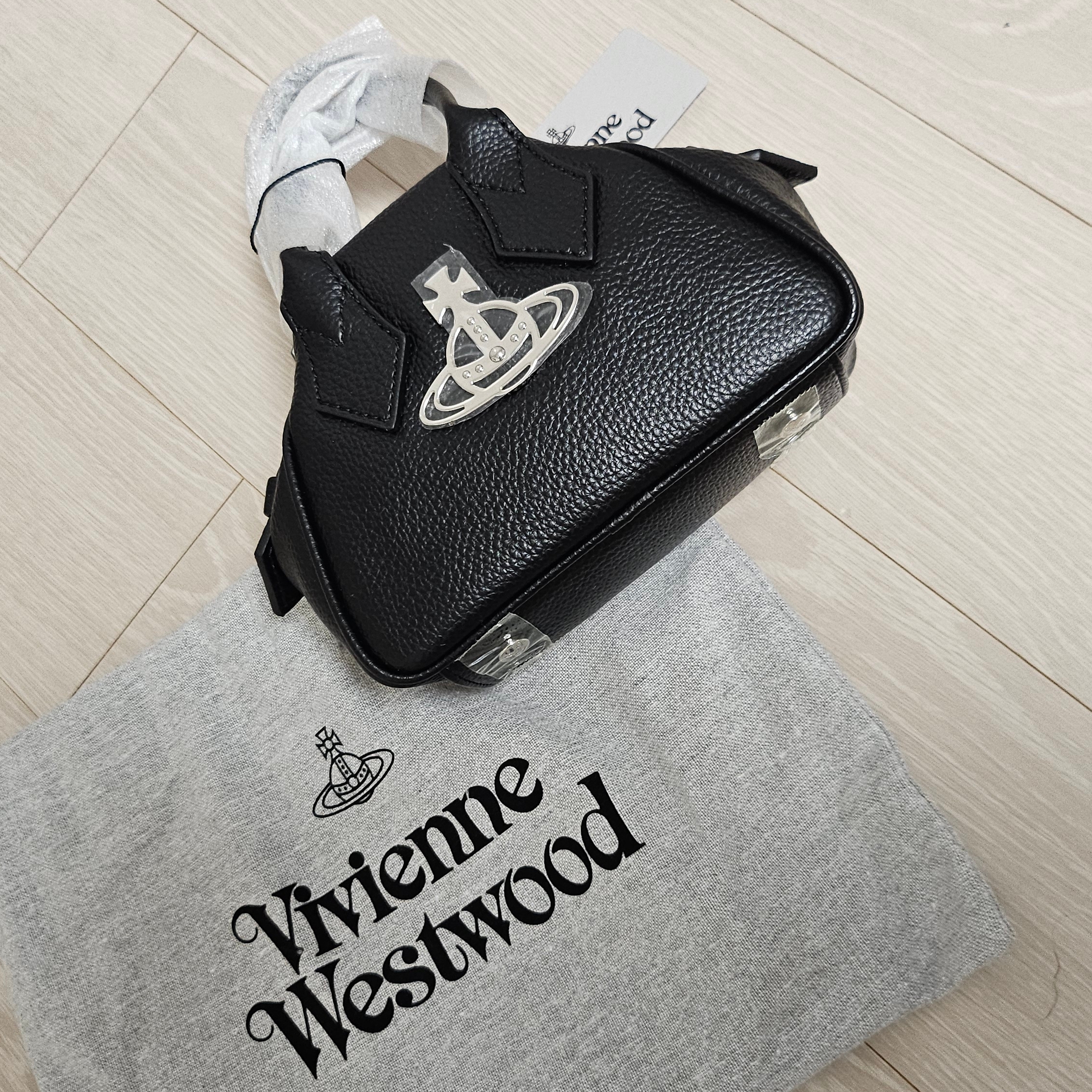Vivienne Westwood Mini Yasmine Bag Black 착용 스타일