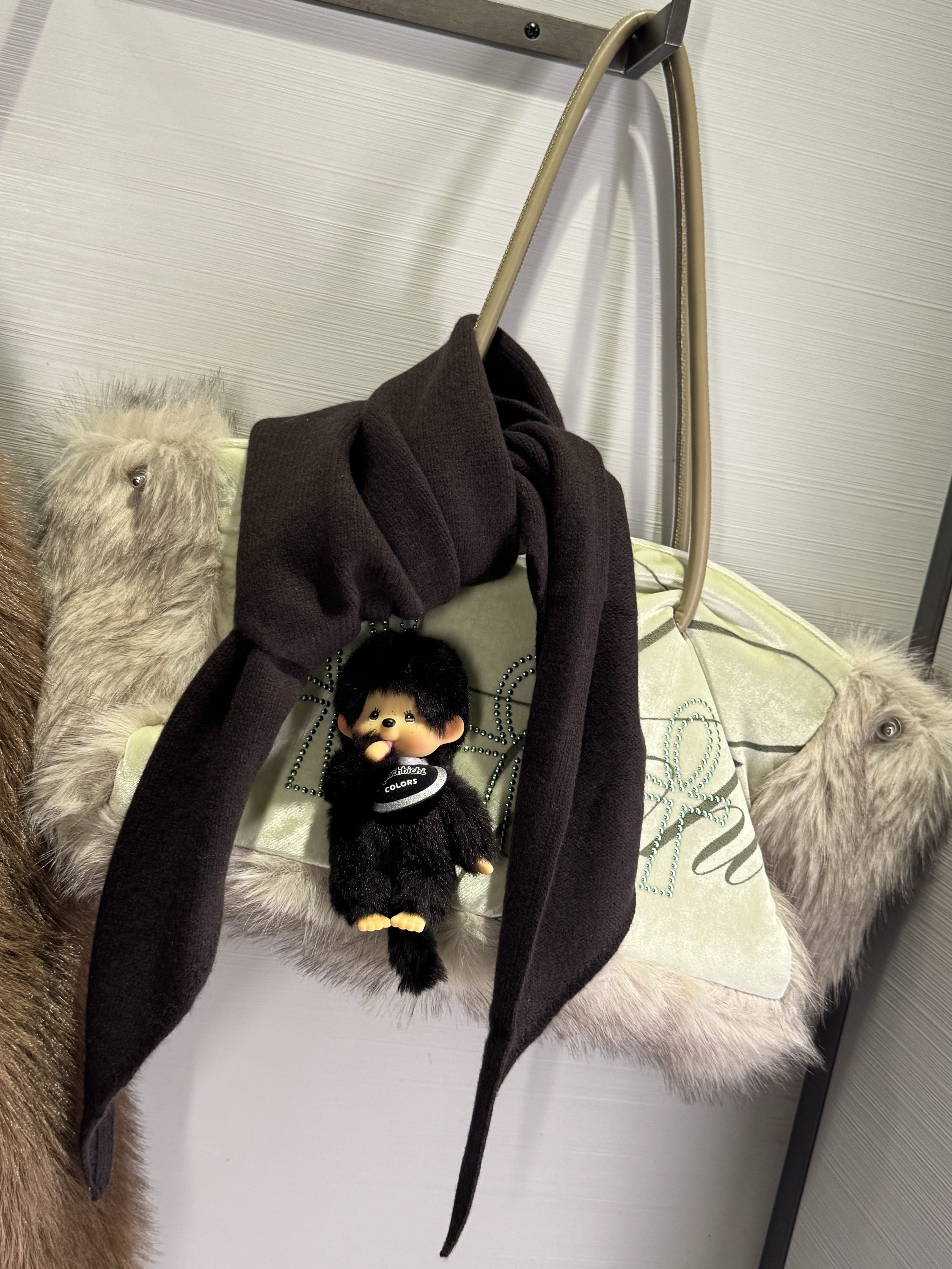 (W) COS Oversized Wool Triangle Muffler Dark Brown, (W) UGG Classic Ultra Mini Platform Boots Chestnut 착용 스타일 - 4