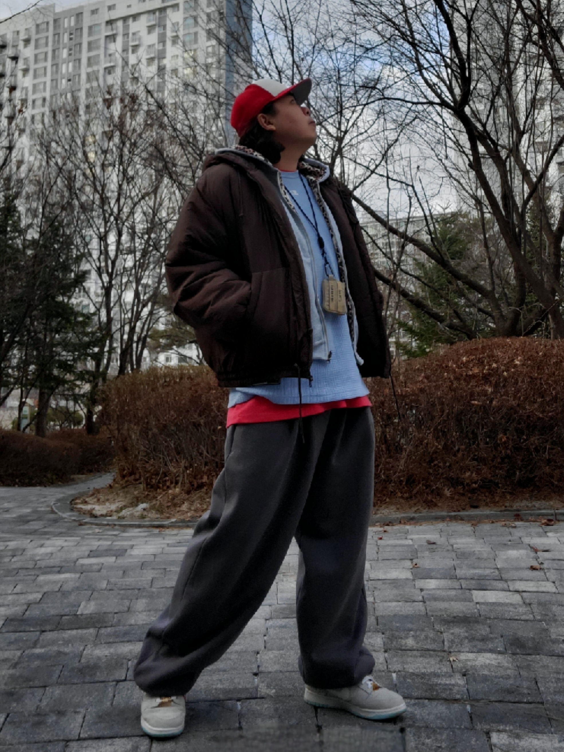 Essentials x New Era 59FIFTY Fitted Cap Scarlet, Human Made Military Card Case Beige 착용 스타일 - 2