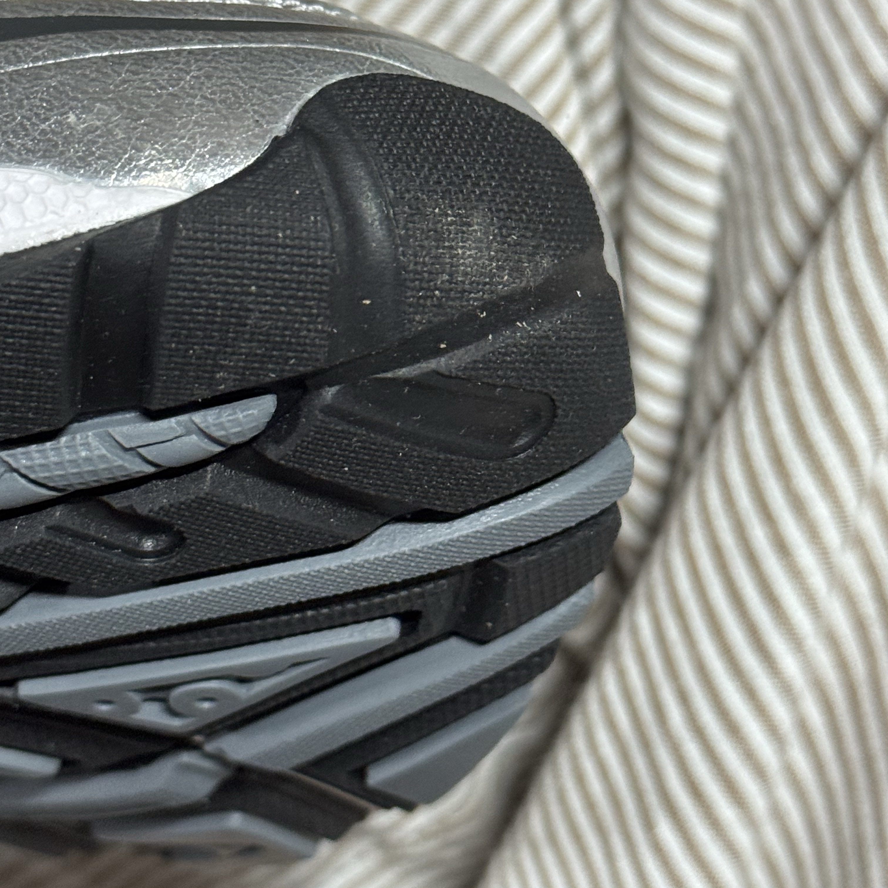 Asics Gel-Kayano 14 White Graphite Grey 착용 스타일 - 2