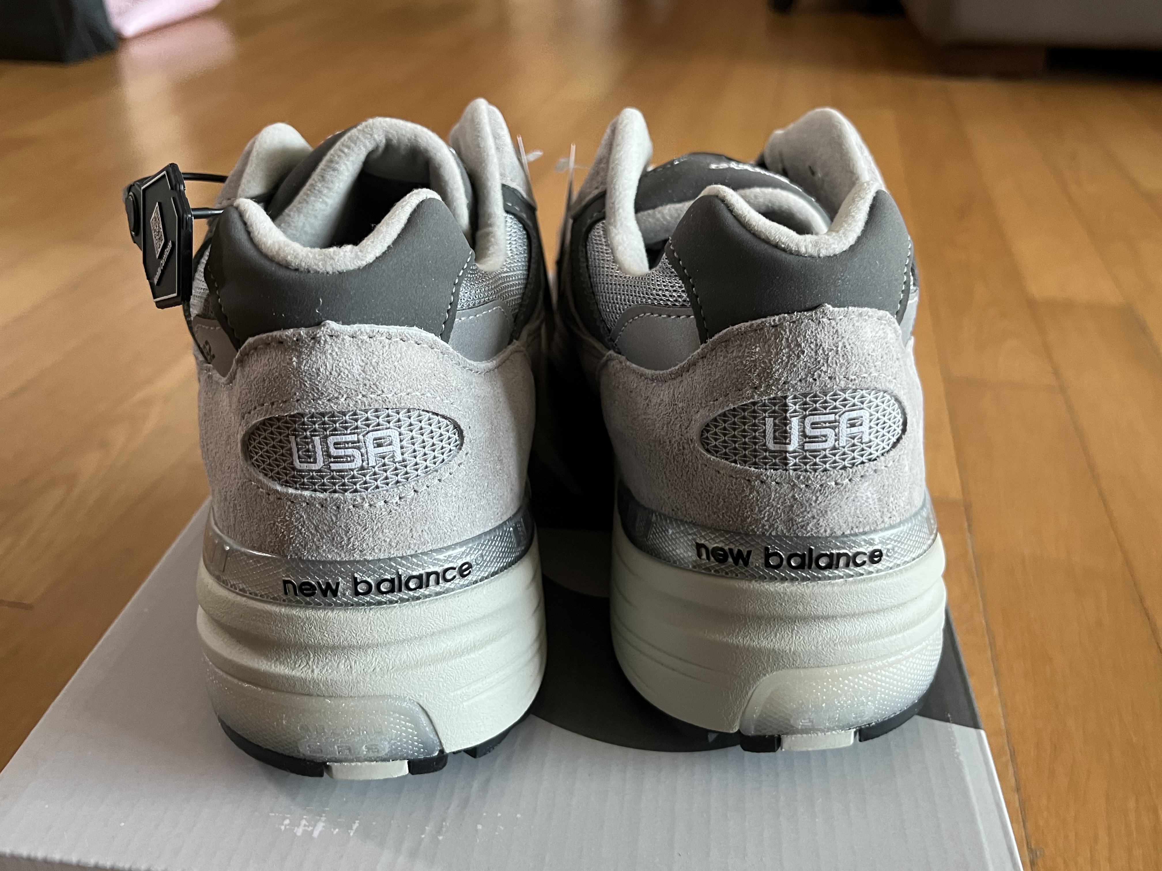 New Balance 992 Made in USA Core Grey Silver Metallic 착용 스타일 - 5