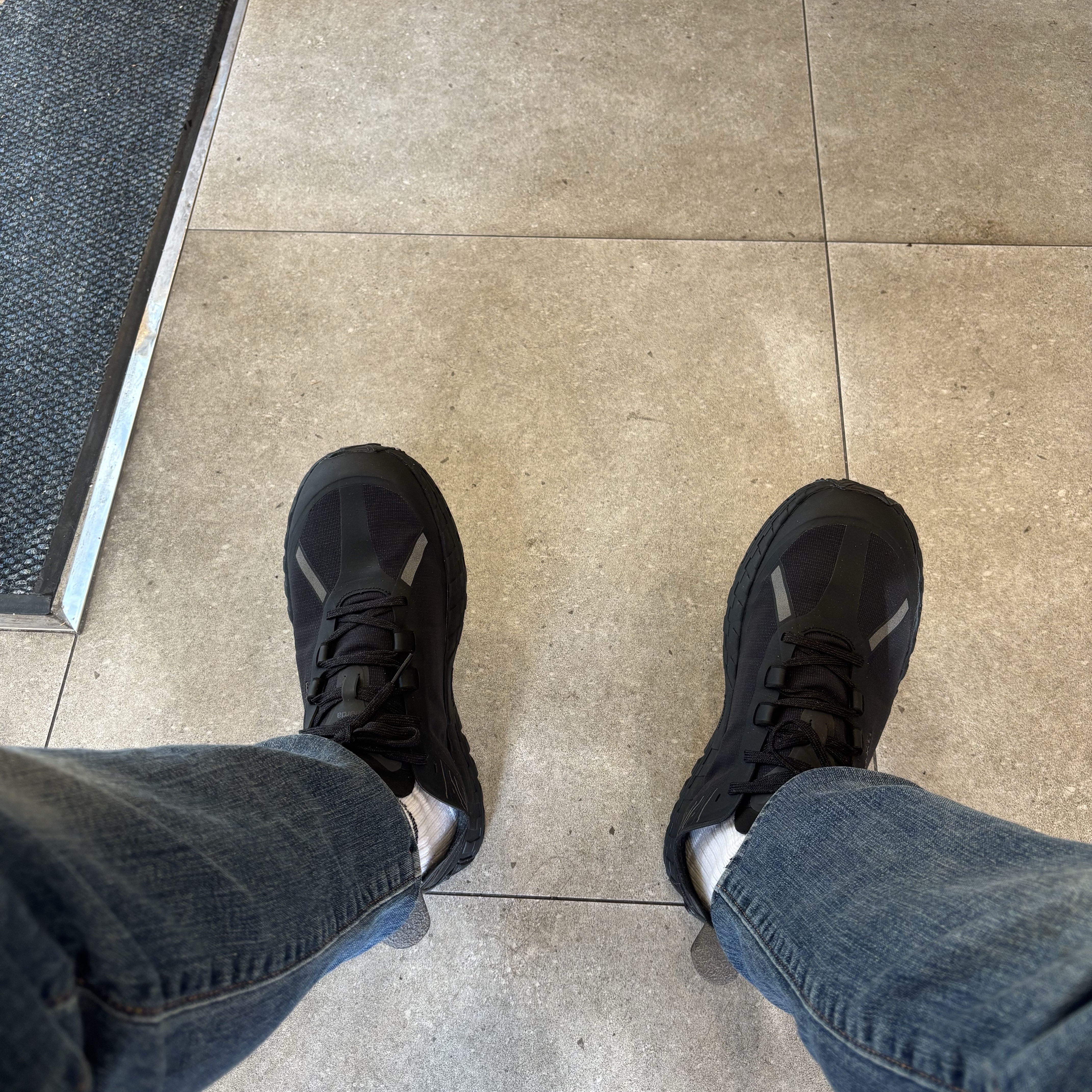 Norda 001/A Stealth Black 착용 스타일 - 2