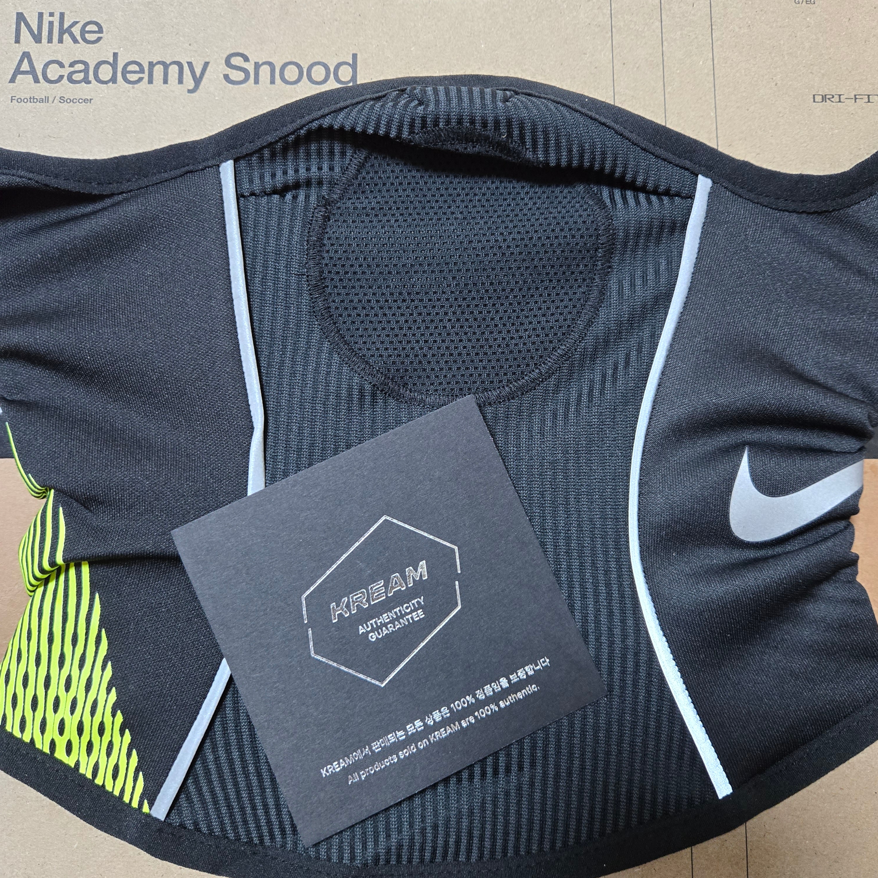 Nike Academy Dri-Fit Football Snood Black Volt 착용 스타일 - 1