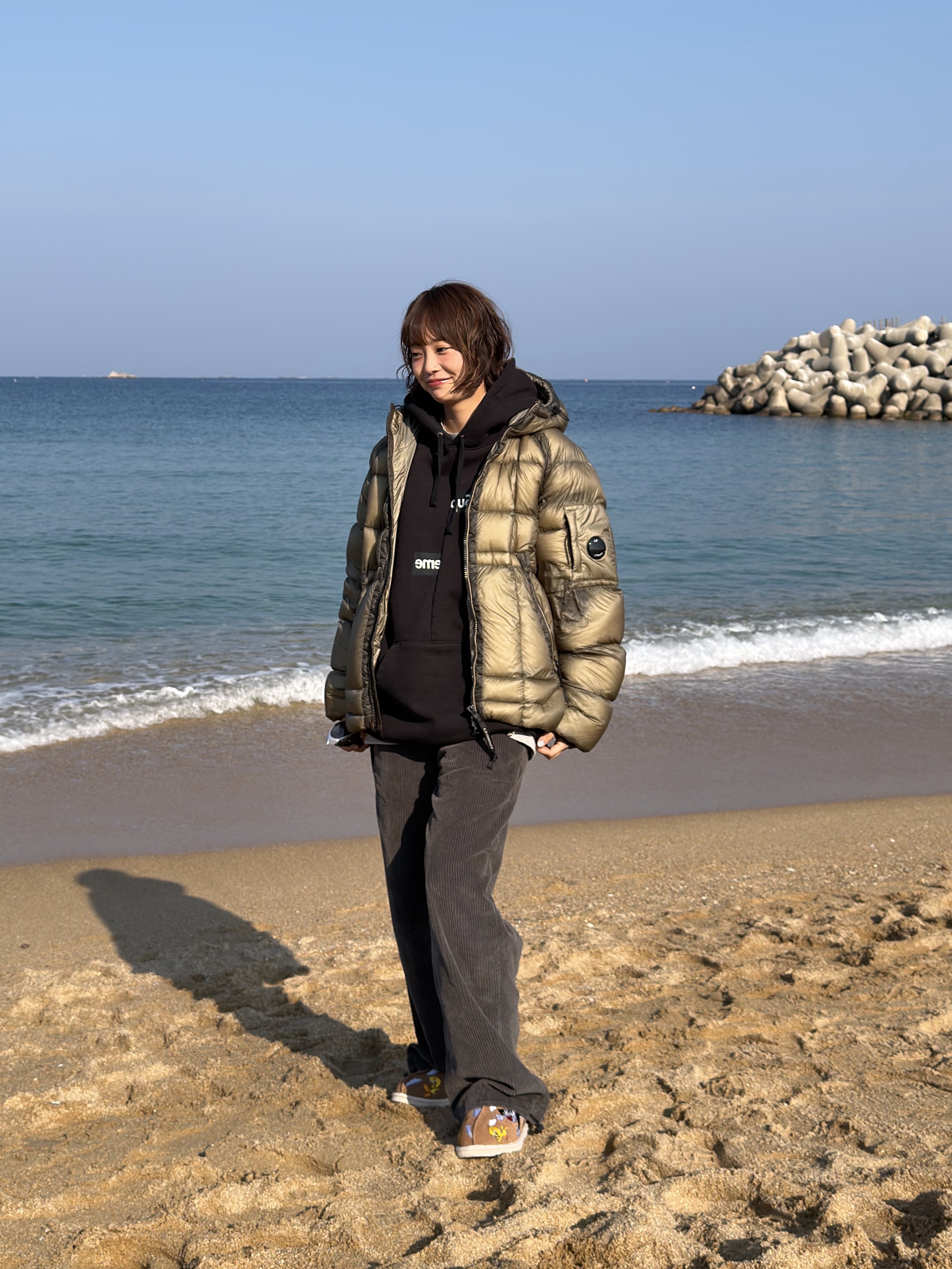 C.P. Company D.D. Shell Hooded Down Jacket Fungi Grey - 25FW, UGG x Palace x Looney Tunes Tasman Slipper Chestnut 착용 스타일 - 8