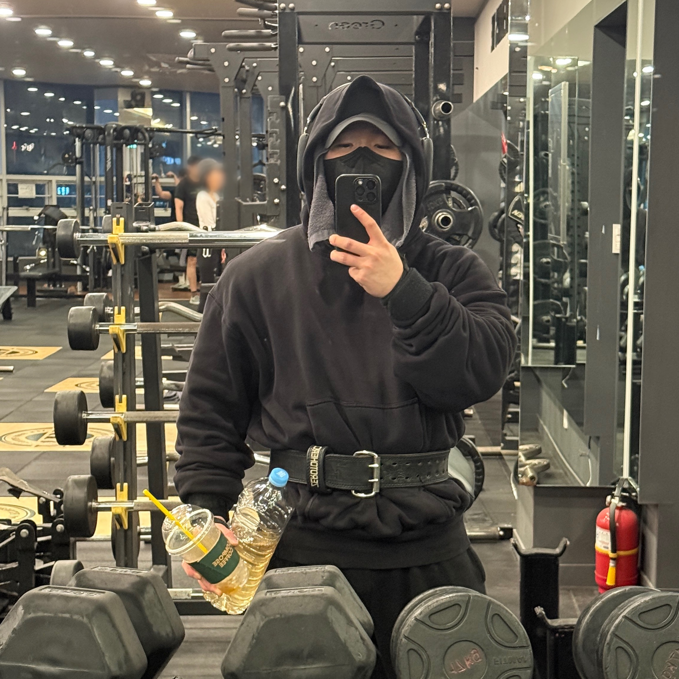 Yeezy Gap Hoodie Black 착용 스타일