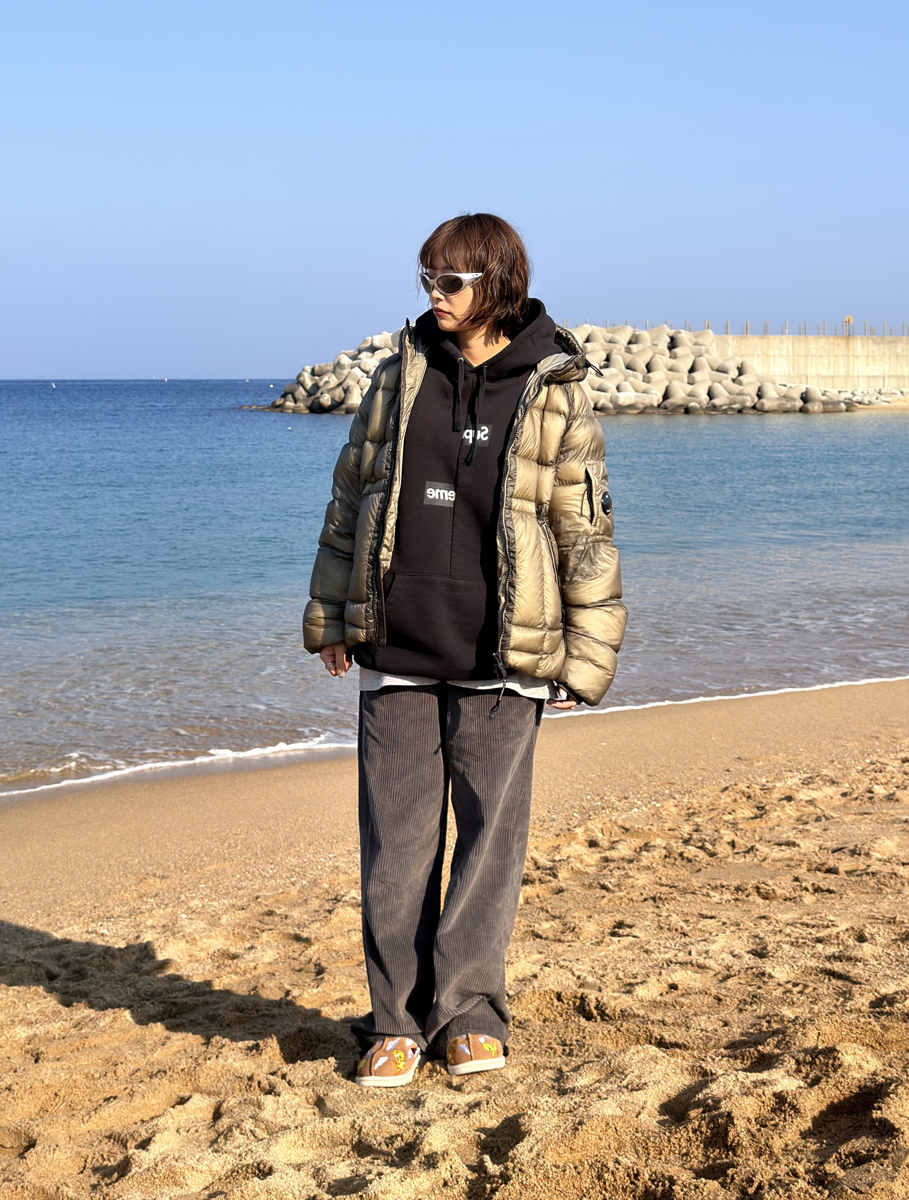 C.P. Company D.D. Shell Hooded Down Jacket Fungi Grey - 25FW, UGG x Palace x Looney Tunes Tasman Slipper Chestnut 착용 스타일 - 1