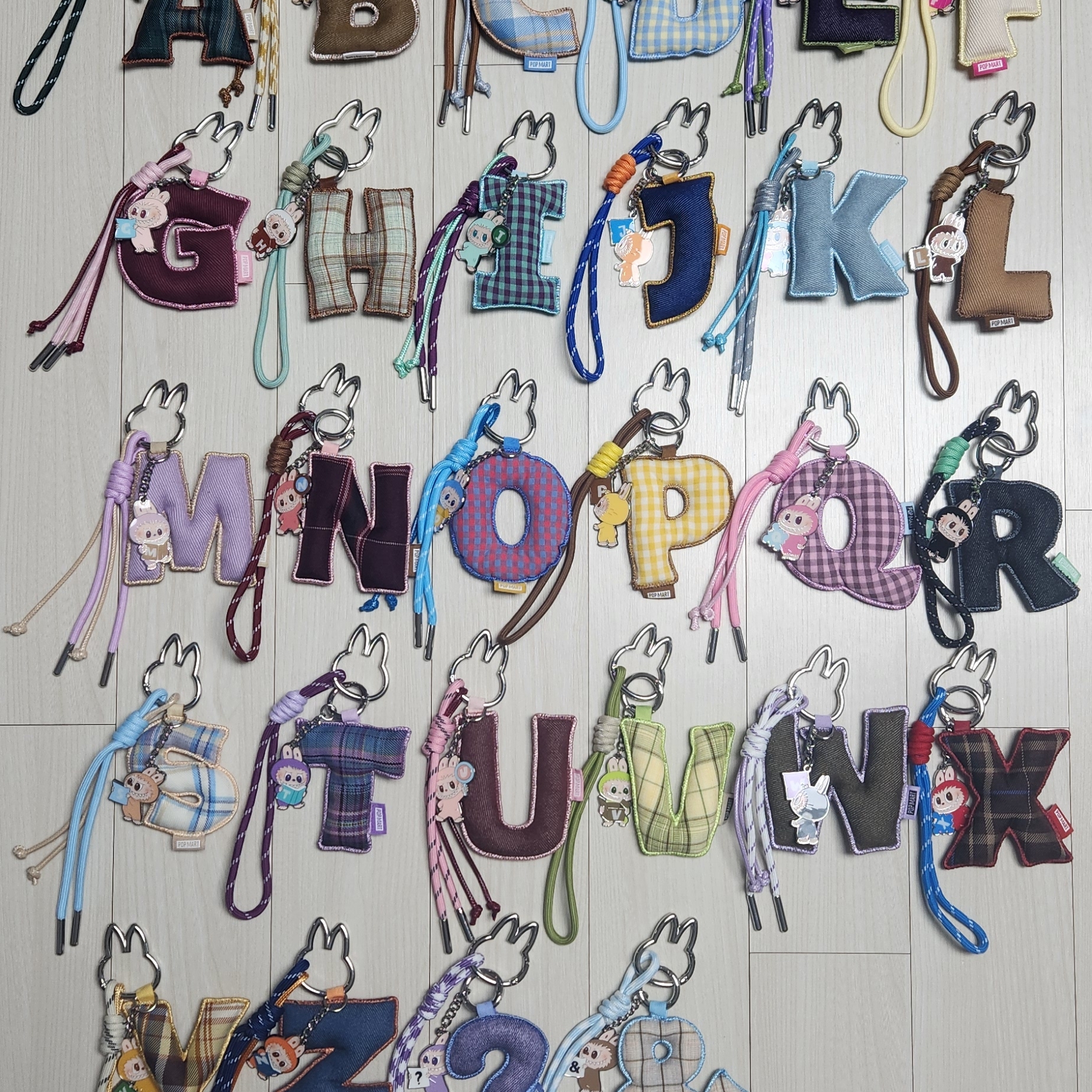 Pop Mart Labubu The Monsters Pin For Love Series - Letter Pendant Sealed Case (N-Z) (14 Blind Boxes) 착용 스타일 - 1