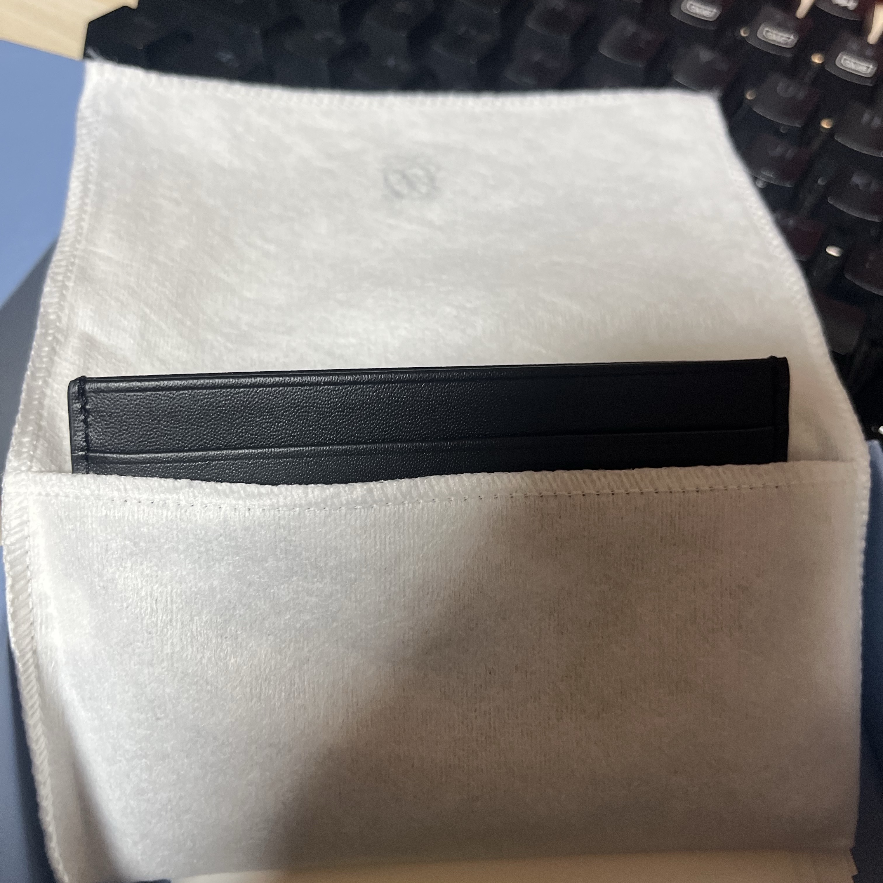 Louis Quatorze New Monogram Cardholder Black 착용 스타일 - 6