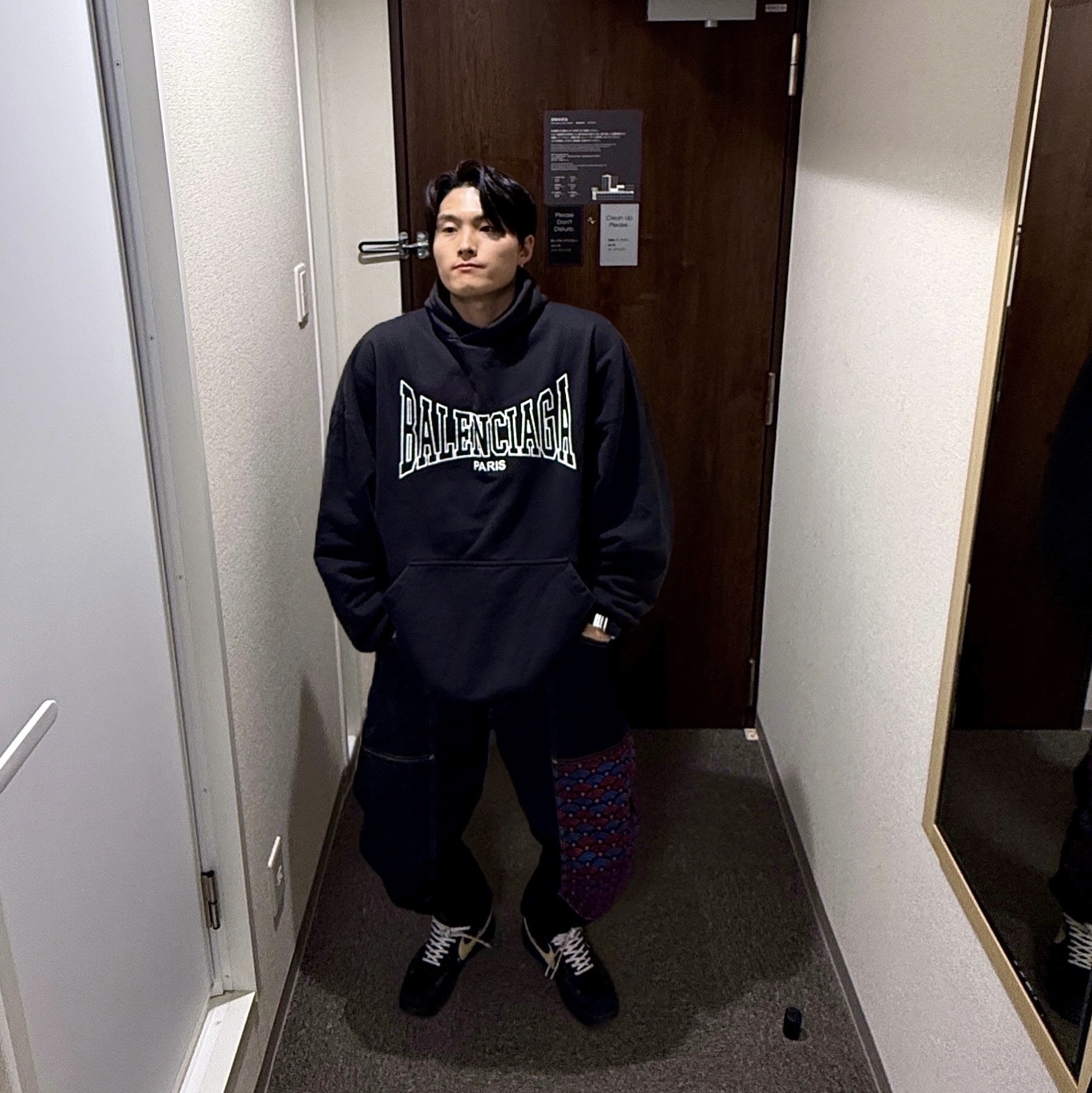 Balenciaga Boxy Large Fit Hoodie Faded Black, Nike x Off-White Air Force 1 Low Black White 착용 스타일