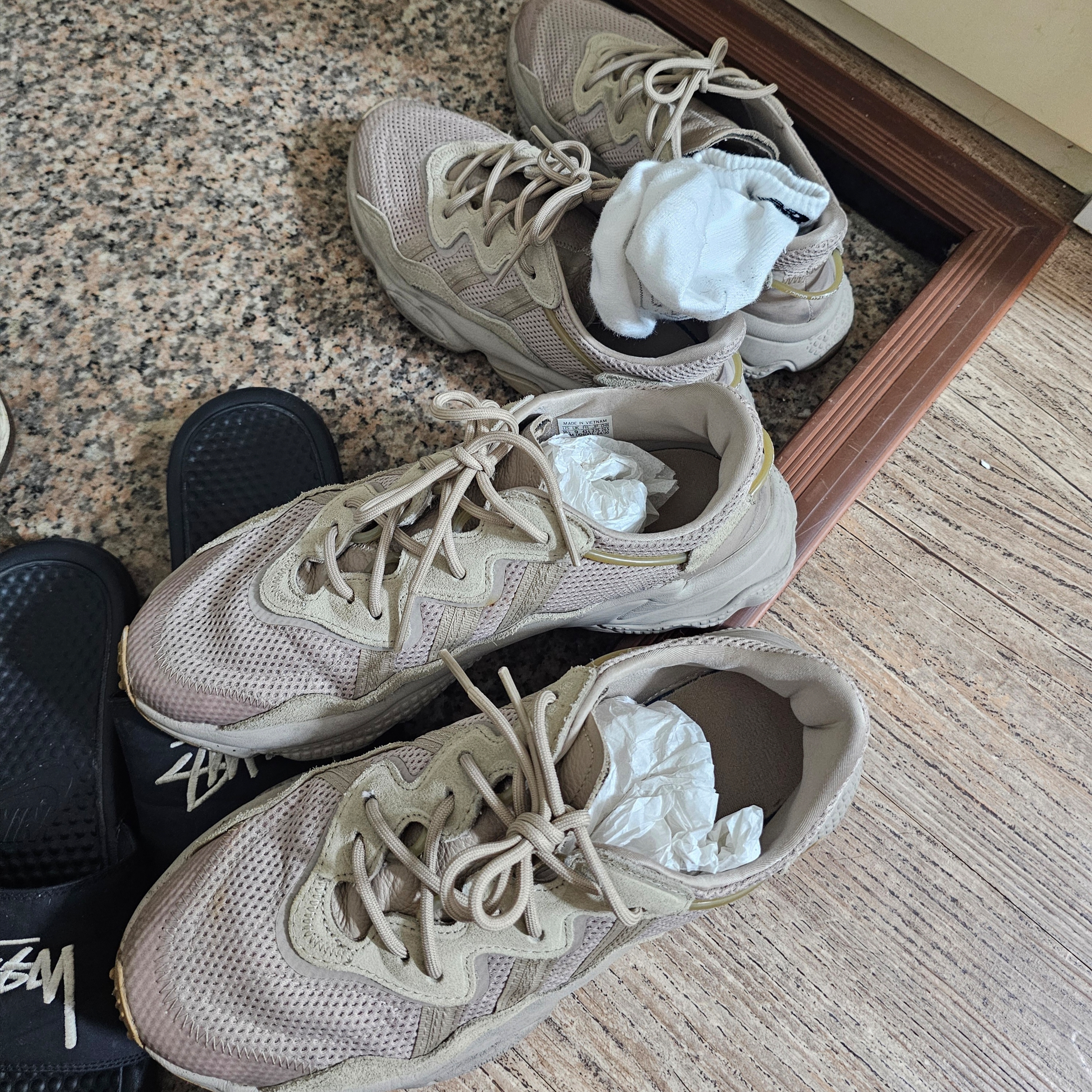 (W) Adidas Ozweego Trace Khaki 착용 스타일