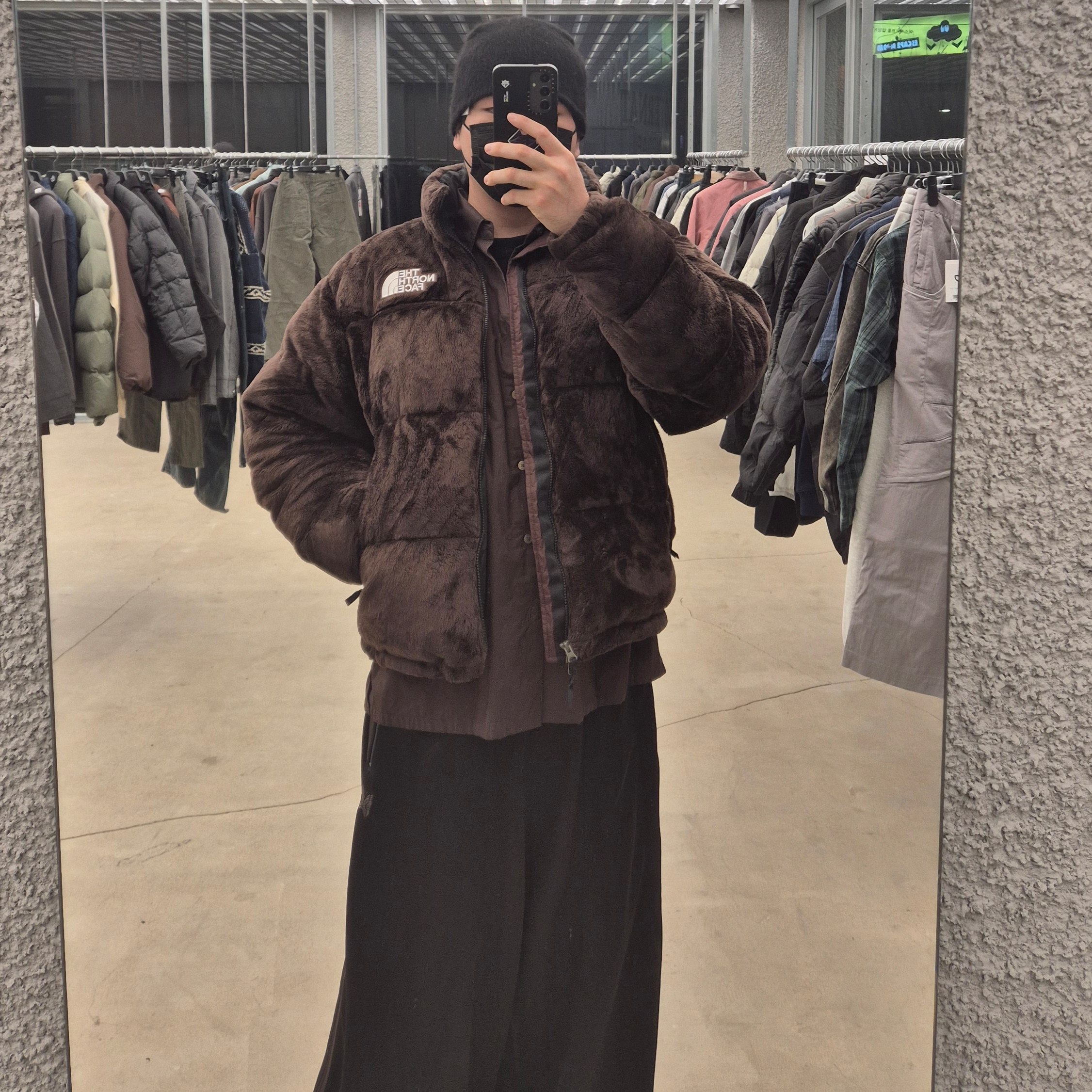 Uniqlo U Utility T-Shirt Longsleeve Dark Brown - KR, The North Face Versa Velour Nuptse Jacket Coal Brown 착용 스타일