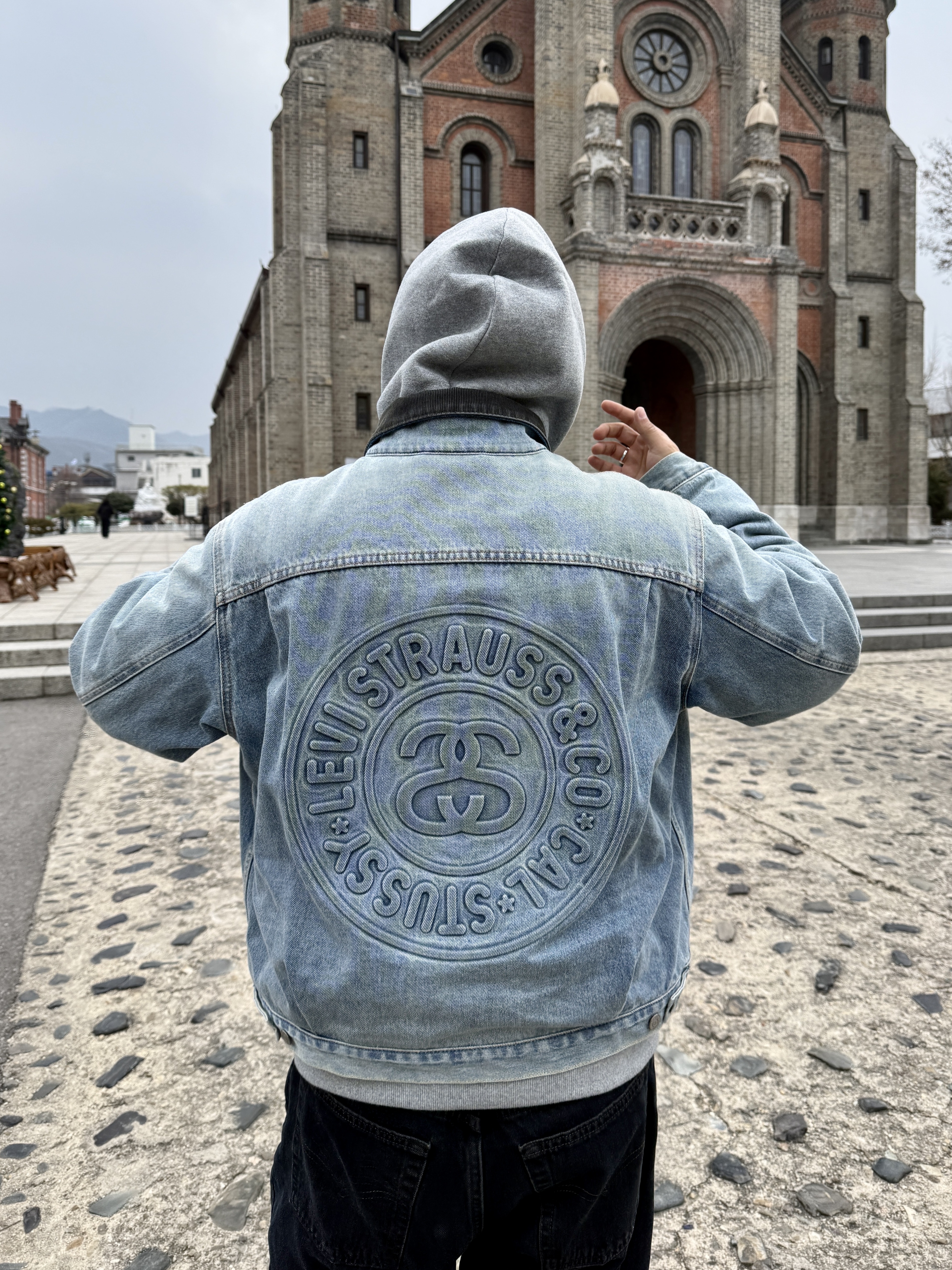 Stussy x Levi's Embossed Trucker Jacket Indigo 착용 스타일 - 1