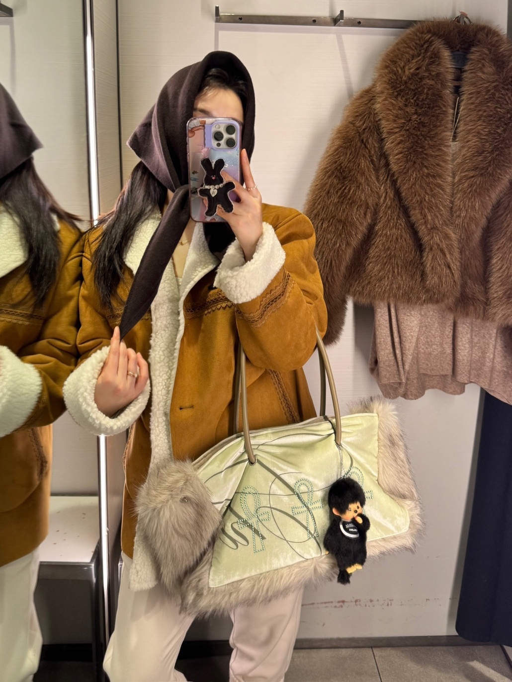 (W) COS Oversized Wool Triangle Muffler Dark Brown, (W) UGG Classic Ultra Mini Platform Boots Chestnut 착용 스타일 - 1