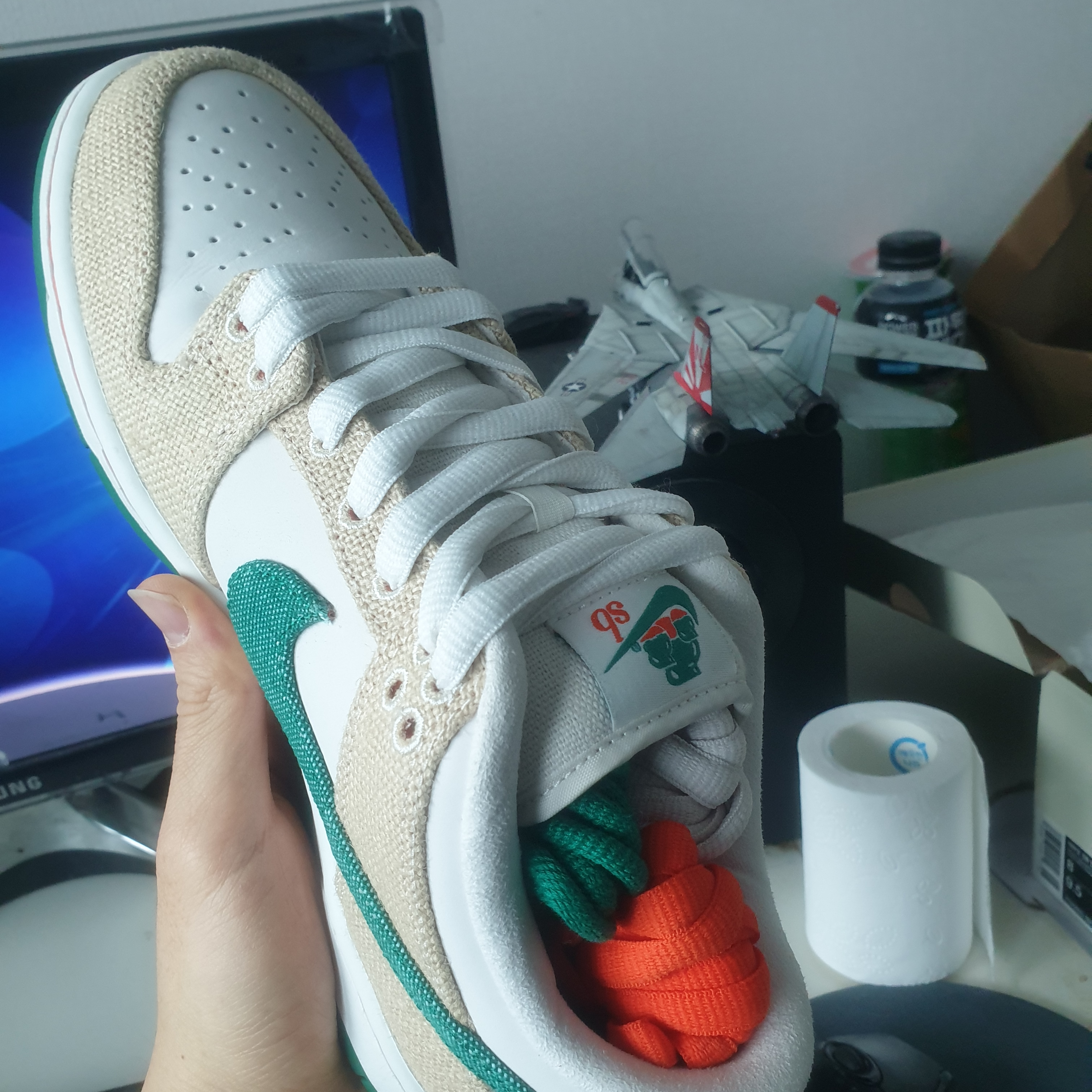 Nike x Jarritos SB Dunk Low Phantom and Malachite 착용 스타일