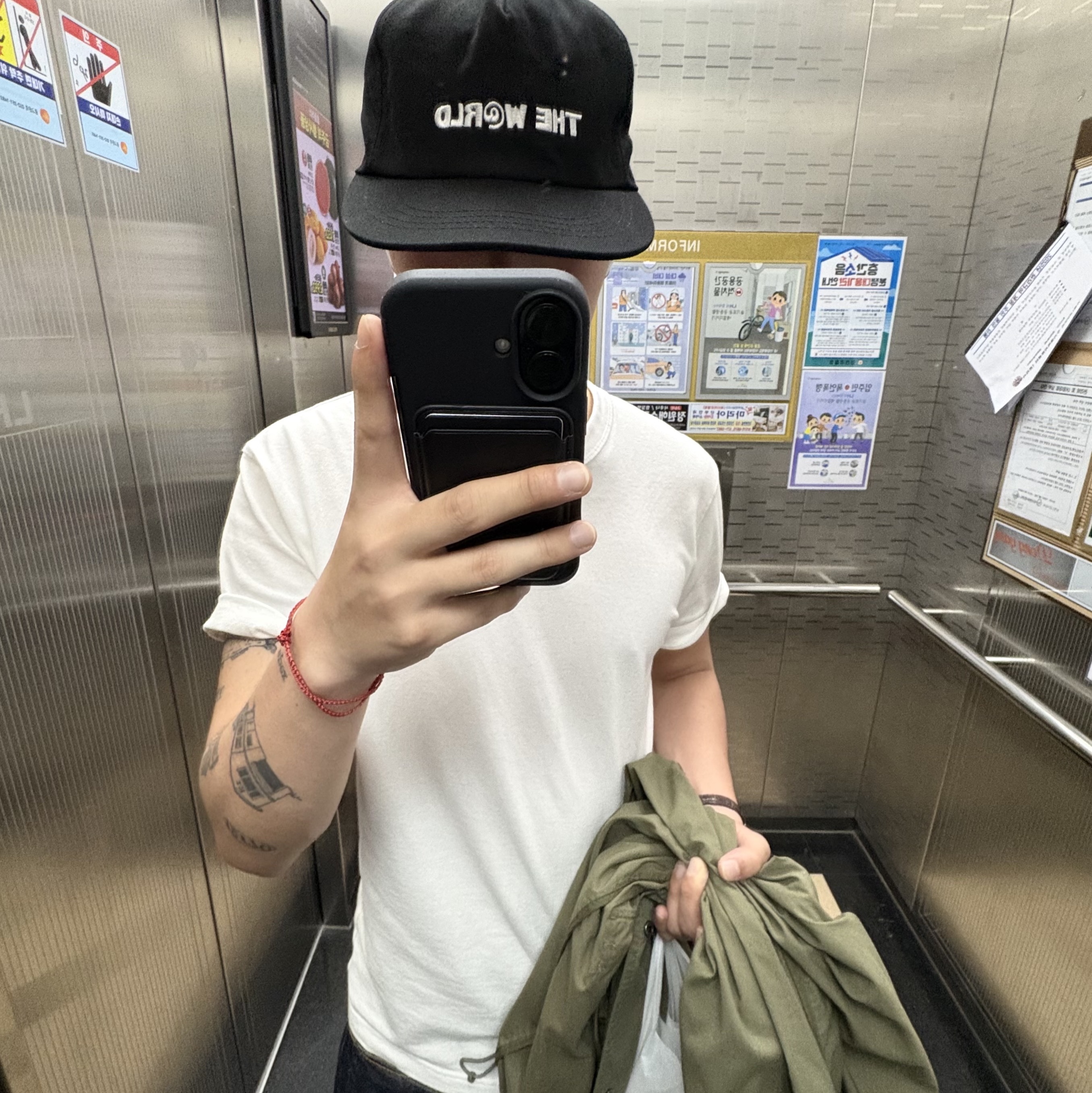 The Warld 5 Panel Embroidery Cap Black 착용 스타일 - 1