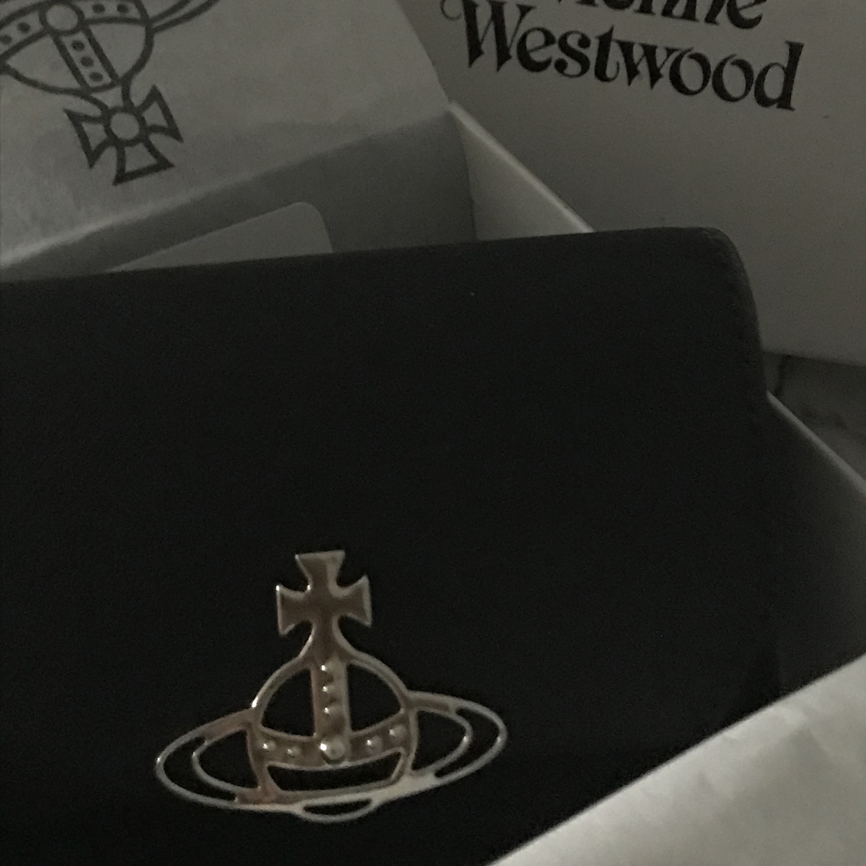Vivienne Westwood Saffiano Cow Leather Card Holder Black 착용 스타일