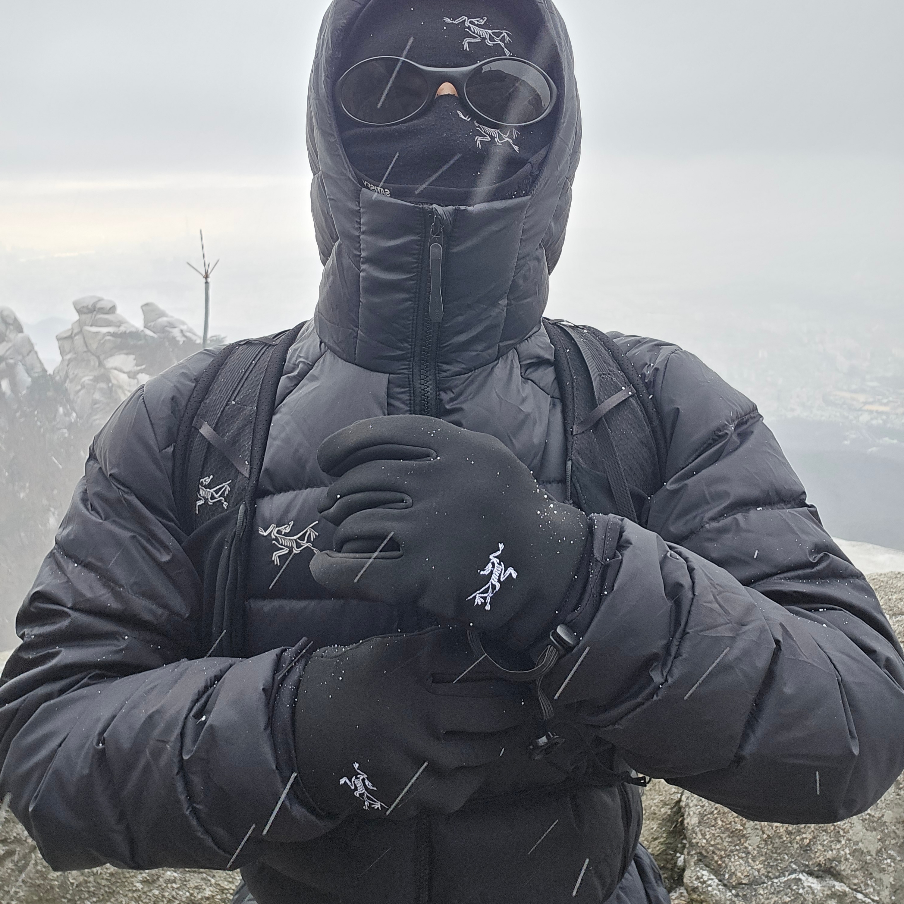 Arc'teryx Rho Lightweight Wool Toque Black, Oakley Eye Jacket Redux Matte Black Frame Prizm Grey Lenses High Bridge Fit 착용 스타일