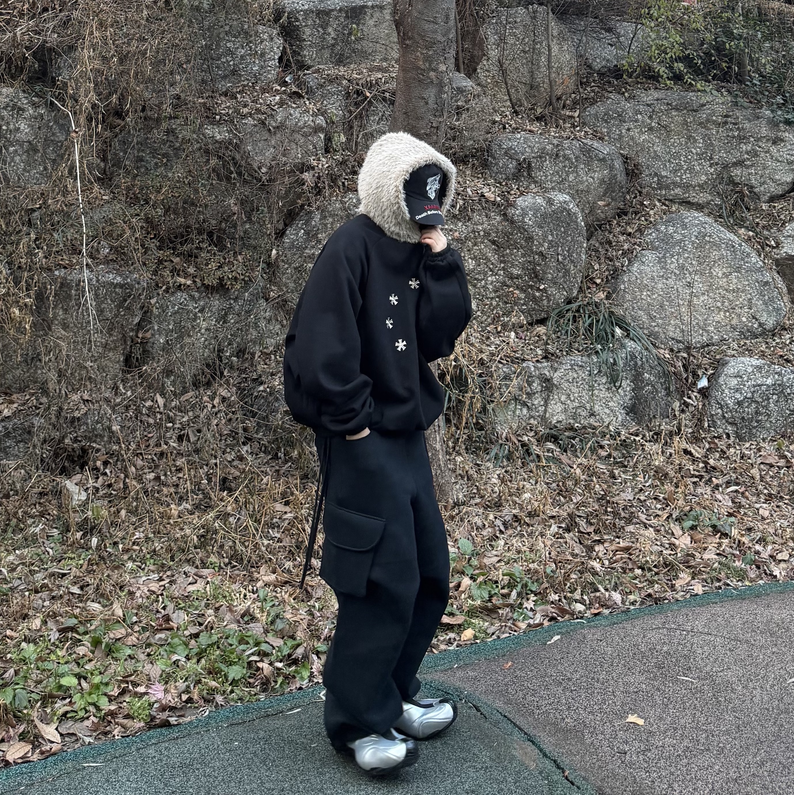 MJD x Koin Seoul Wide Cargo Sweat Pants Black, Balenciaga Basketball Sneakers Silver Black 착용 스타일 - 5