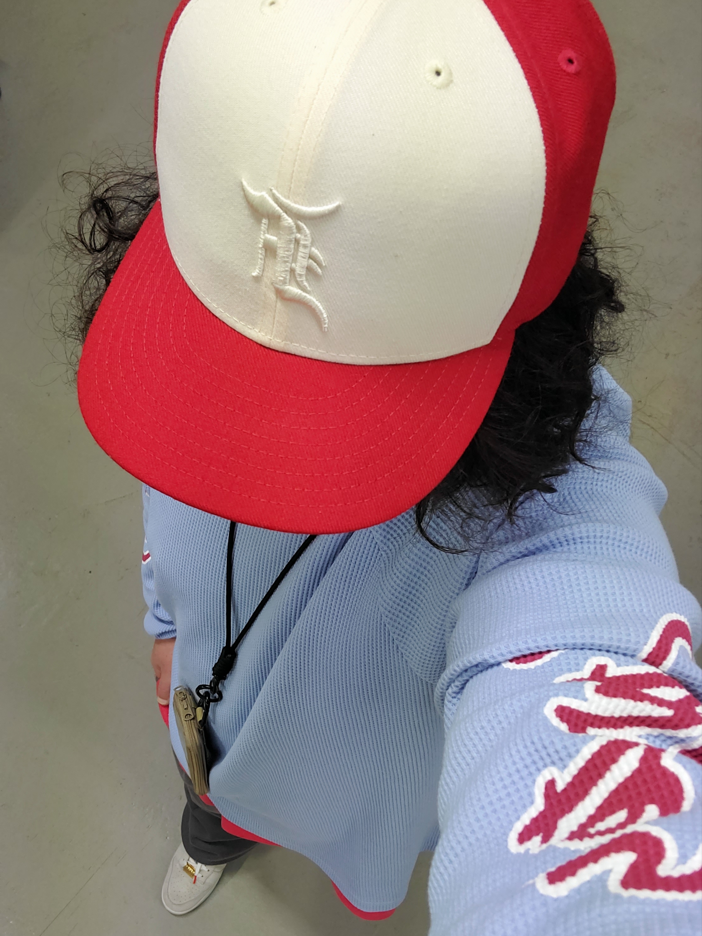 Essentials x New Era 59FIFTY Fitted Cap Scarlet, Human Made Military Card Case Beige 착용 스타일 - 1