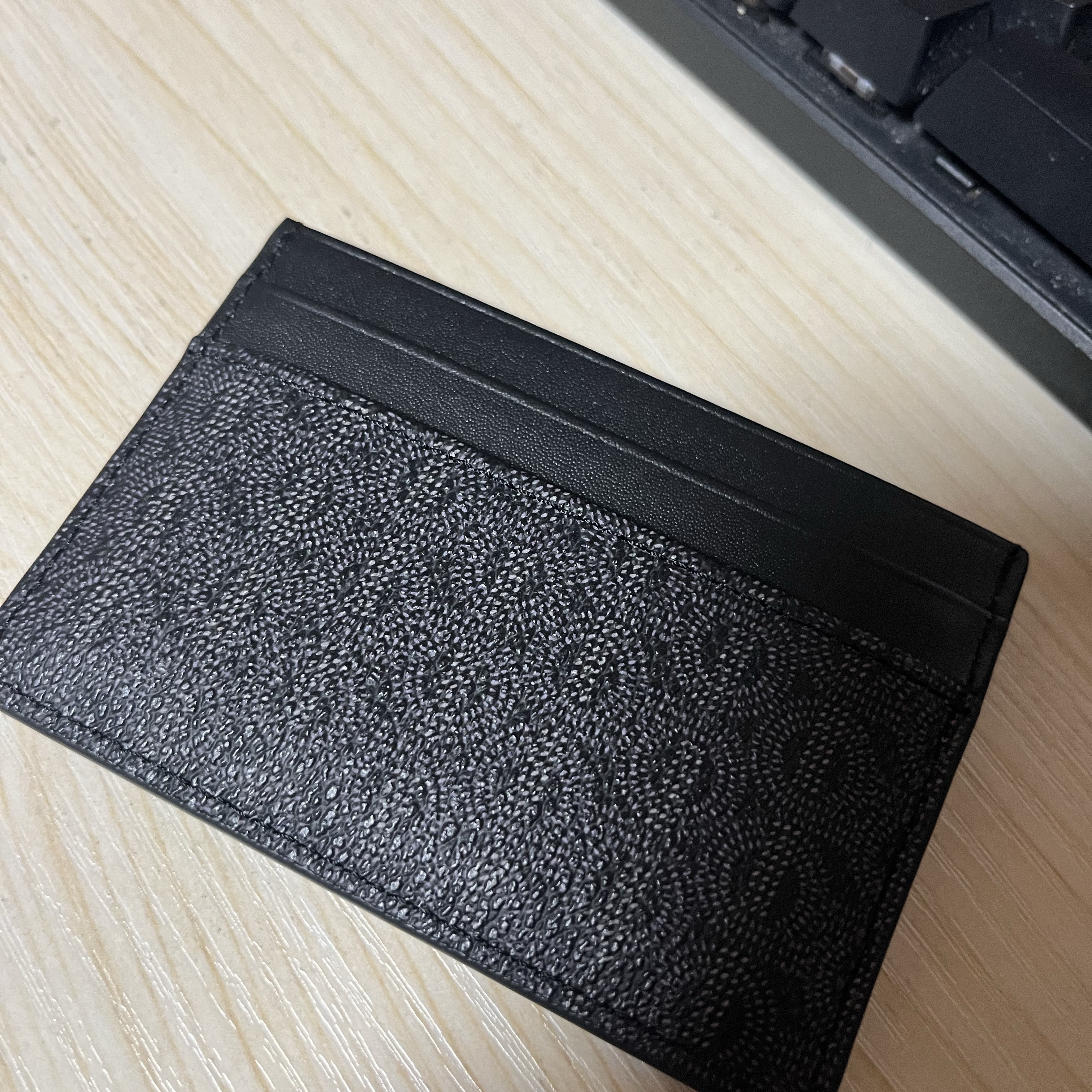 Louis Quatorze New Monogram Cardholder Black 착용 스타일 - 2