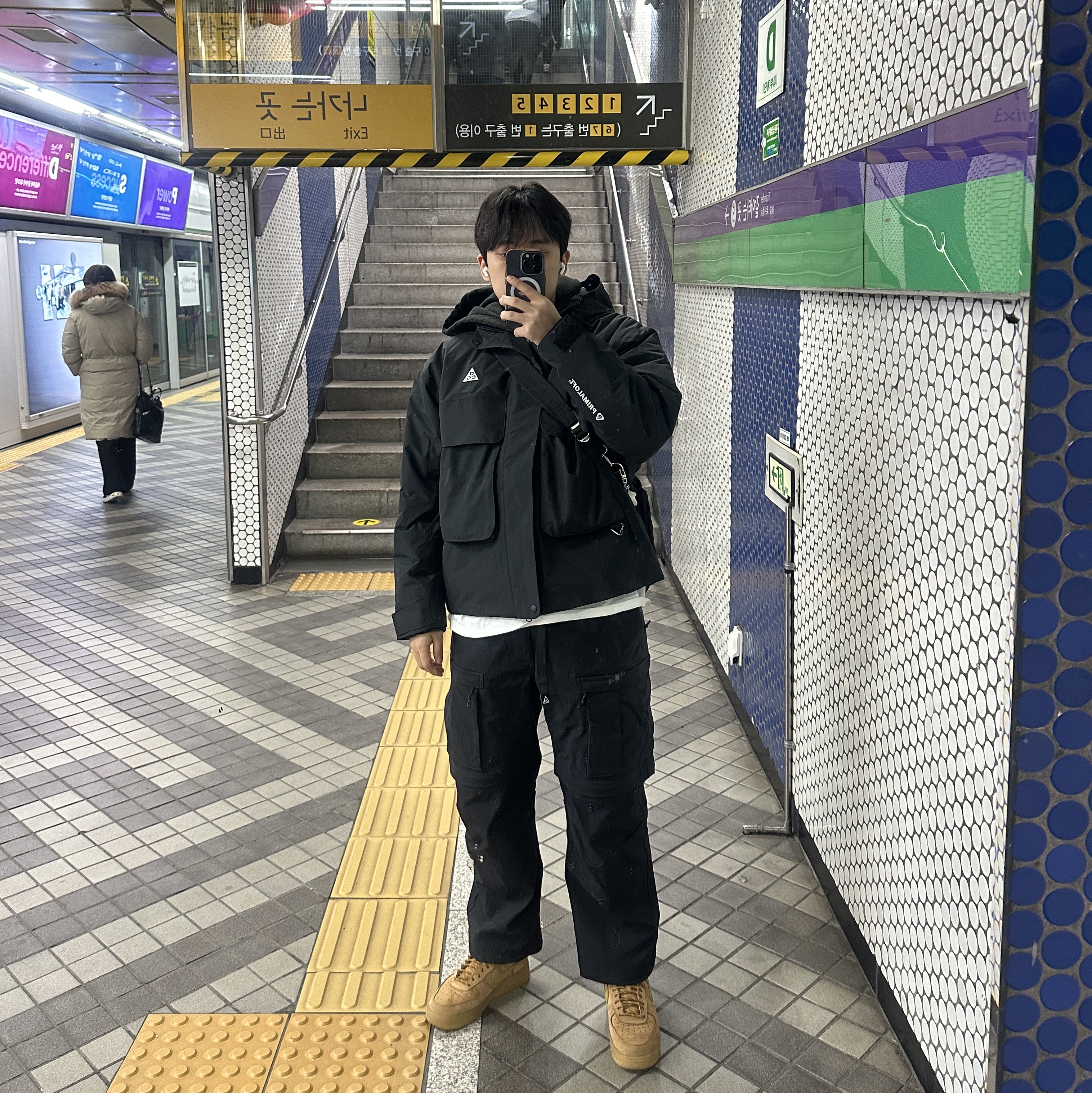 Nike ACG Smith Summit Cargo Pants Black Anthracite - Asia, Nike ACG Primaloft Skull Peak Storm-Fit Jacket Black Anthracite - Asia 착용 스타일