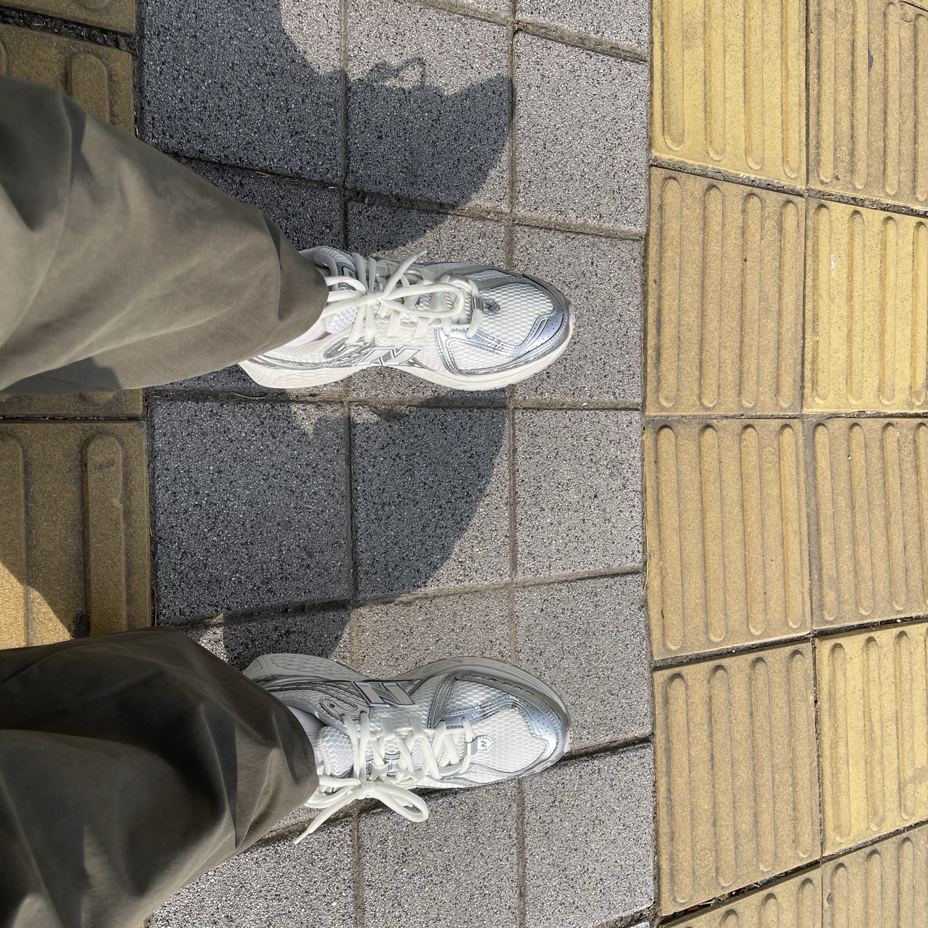 New Balance 1906R Silver Metallic Sea Salt 착용 스타일 - 2