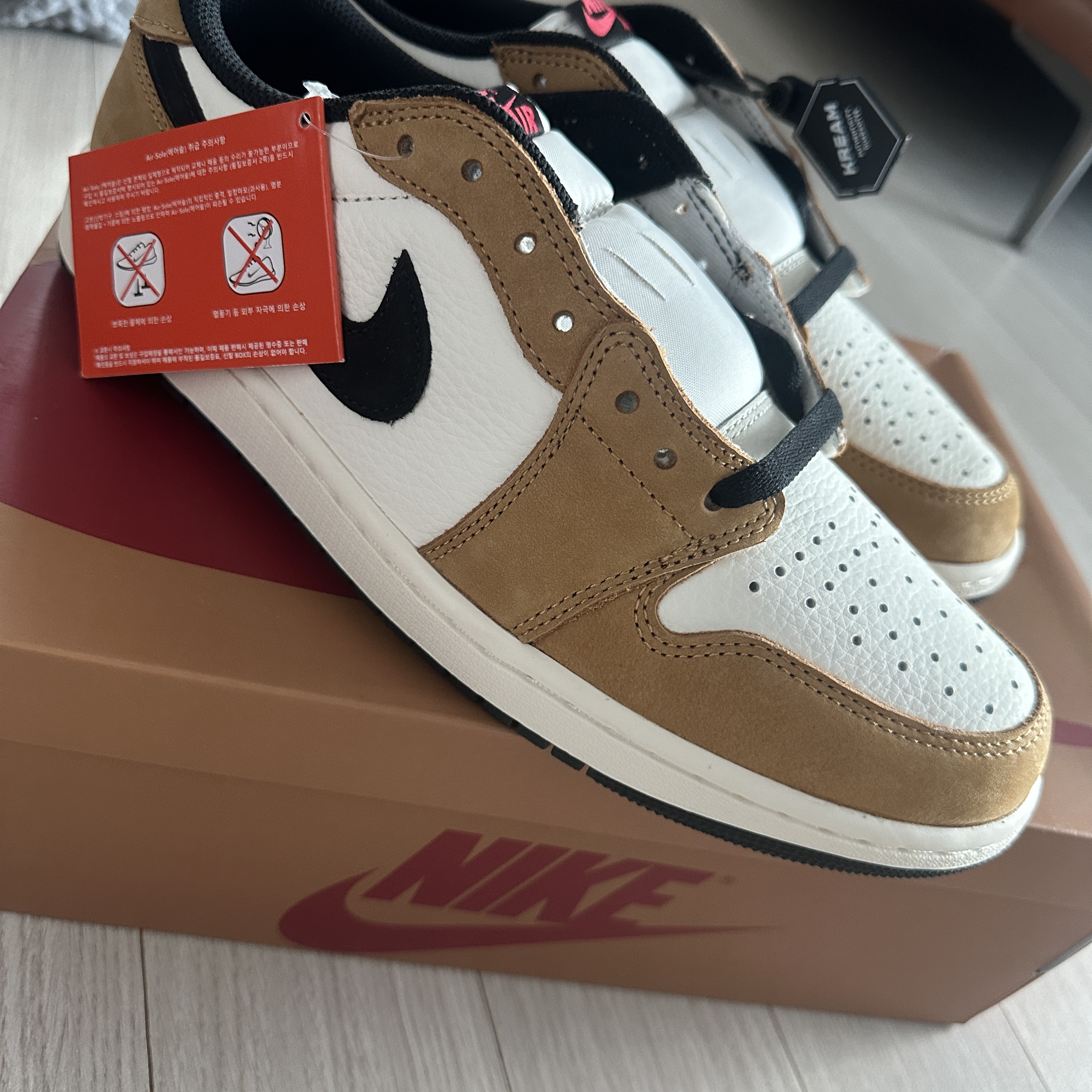 Jordan 1 Low OG Sail and Golden Harvest 착용 스타일 - 2