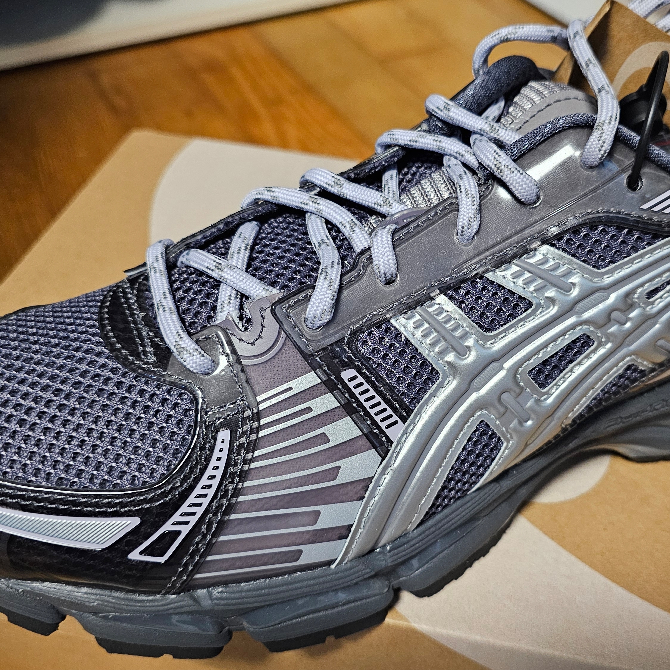 Asics x Kith Gel-Kayano 12.1 Tornado Pure Silver 착용 스타일