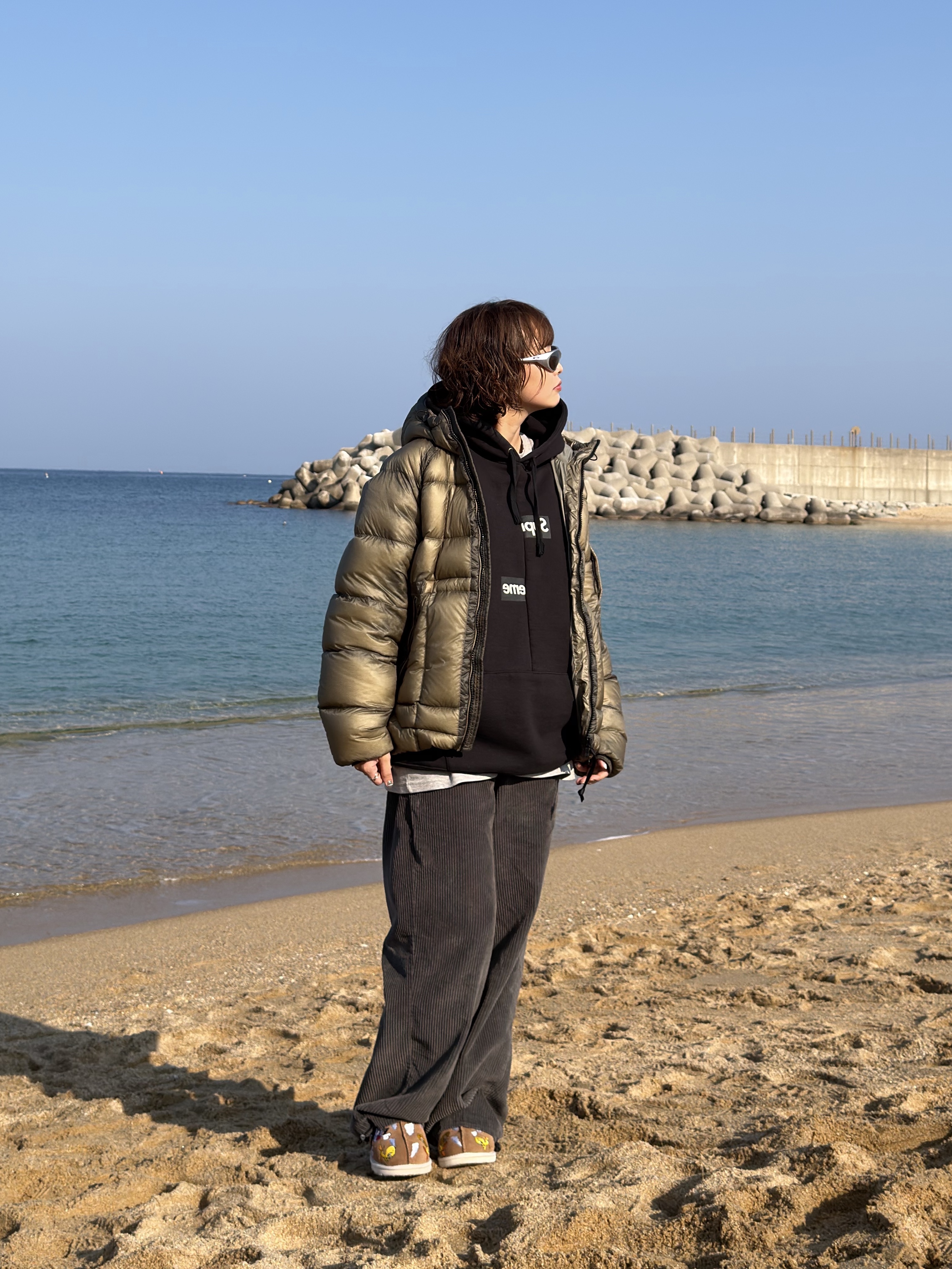 C.P. Company D.D. Shell Hooded Down Jacket Fungi Grey - 25FW, UGG x Palace x Looney Tunes Tasman Slipper Chestnut 착용 스타일 - 2