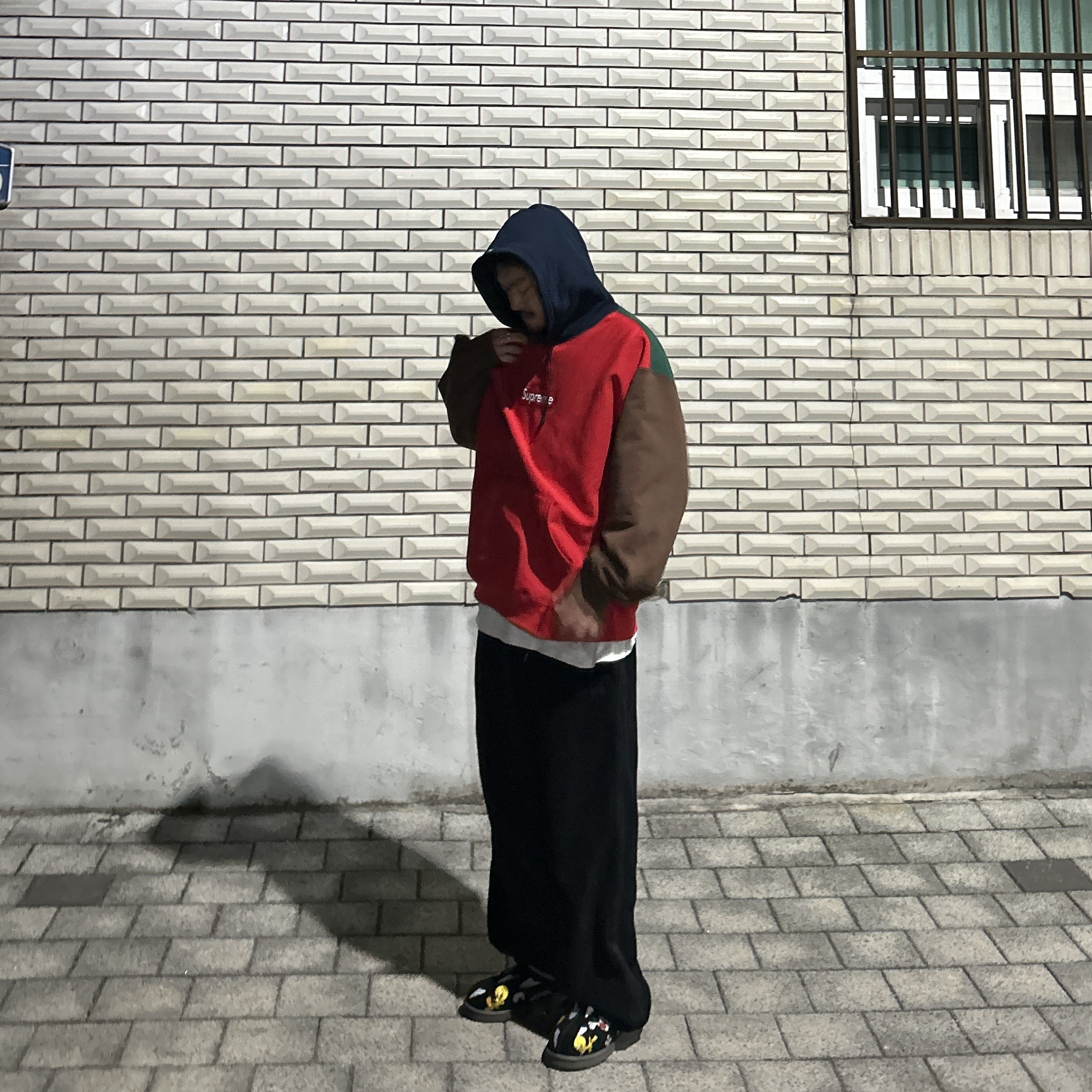 Supreme Box Logo Hooded Sweatshirt Multicolor - 24FW, UGG x Palace x Looney Tunes Tasman Slipper Black 착용 스타일