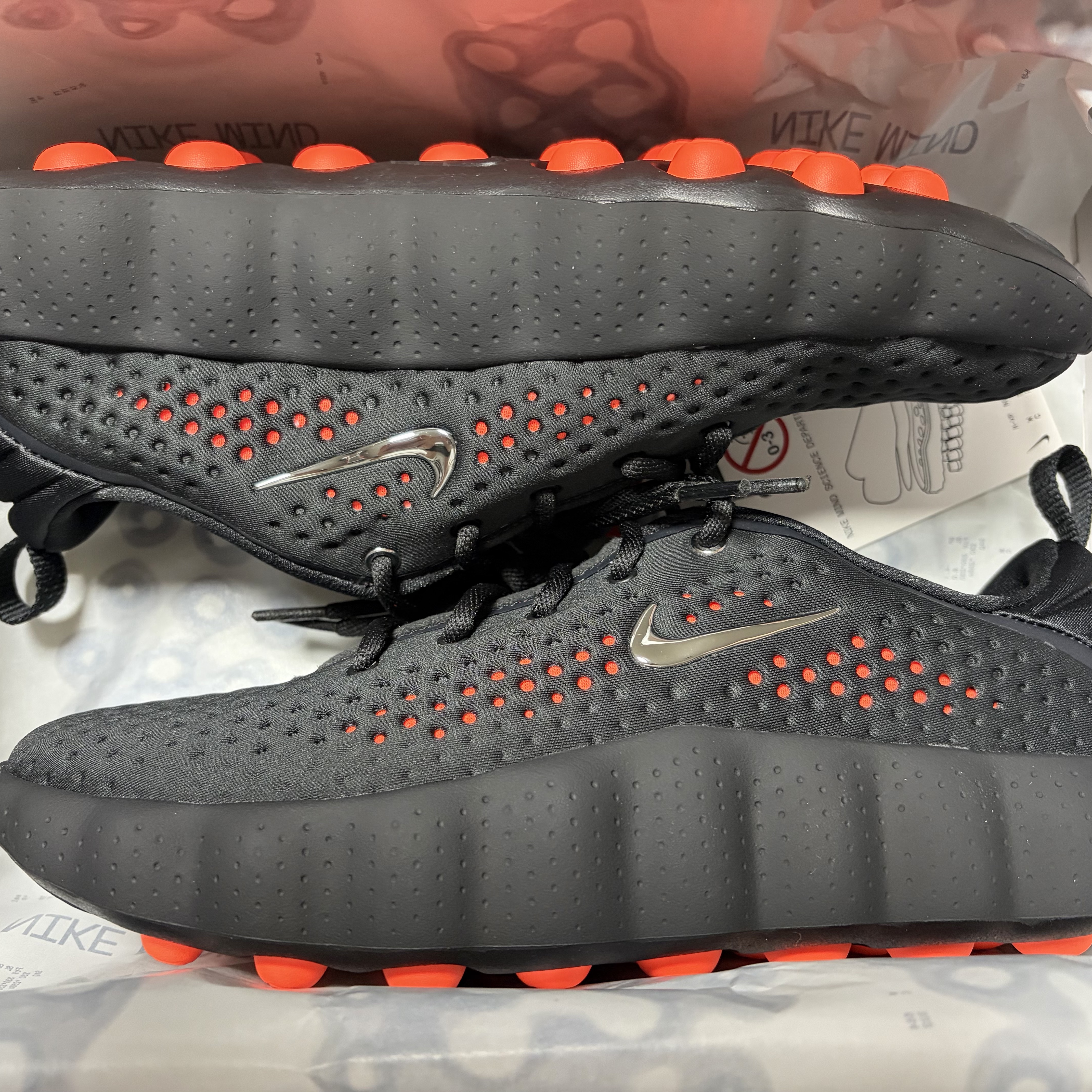 Nike Mind 002 Black Hyper Crimson 착용 스타일 - 2