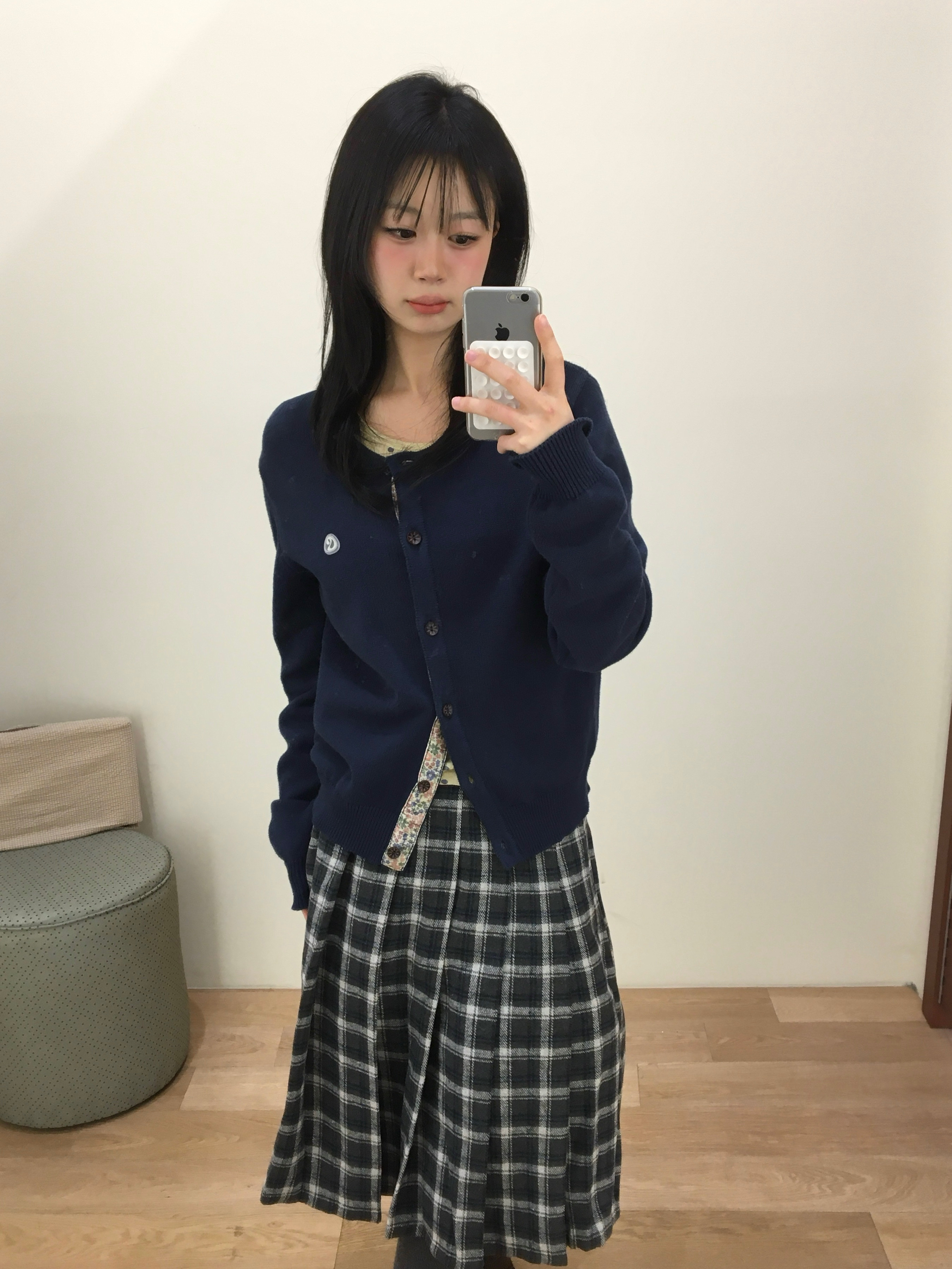 COYSEIO Flower Placket Cardigan Navy 착용 스타일 - 1