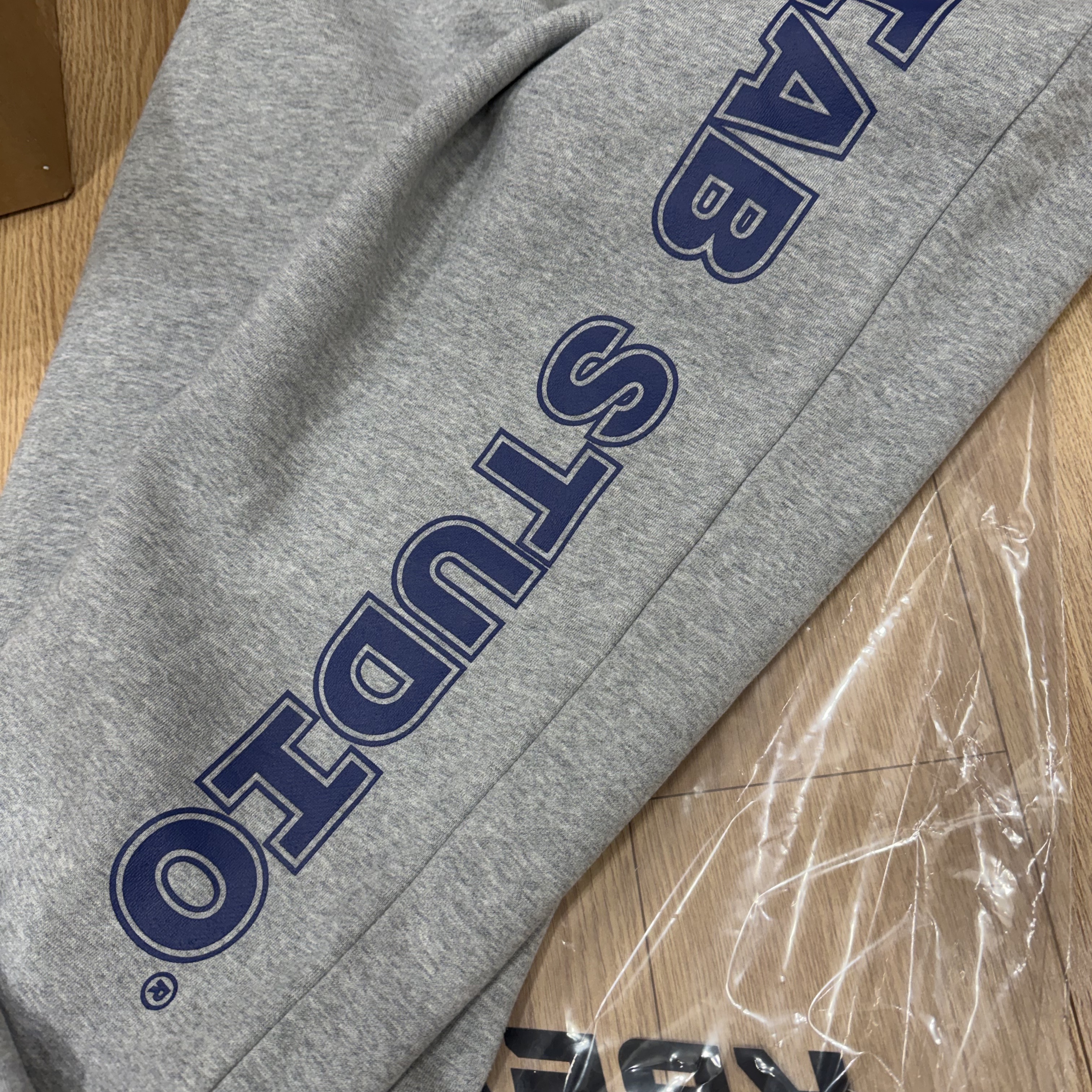 IAB Studio IAB Straight Logo Sweatpants Gray 착용 스타일