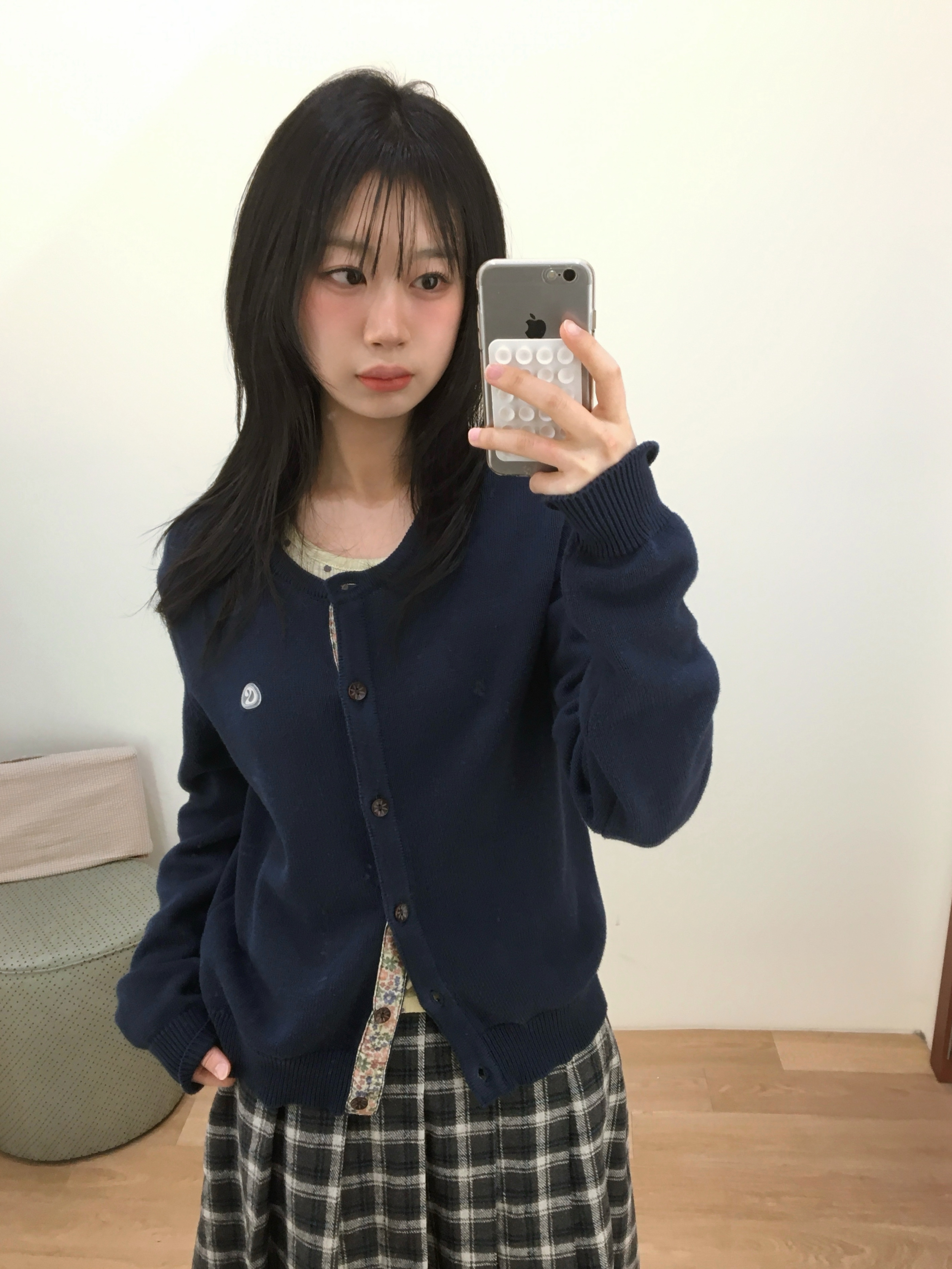 COYSEIO Flower Placket Cardigan Navy 착용 스타일 - 2