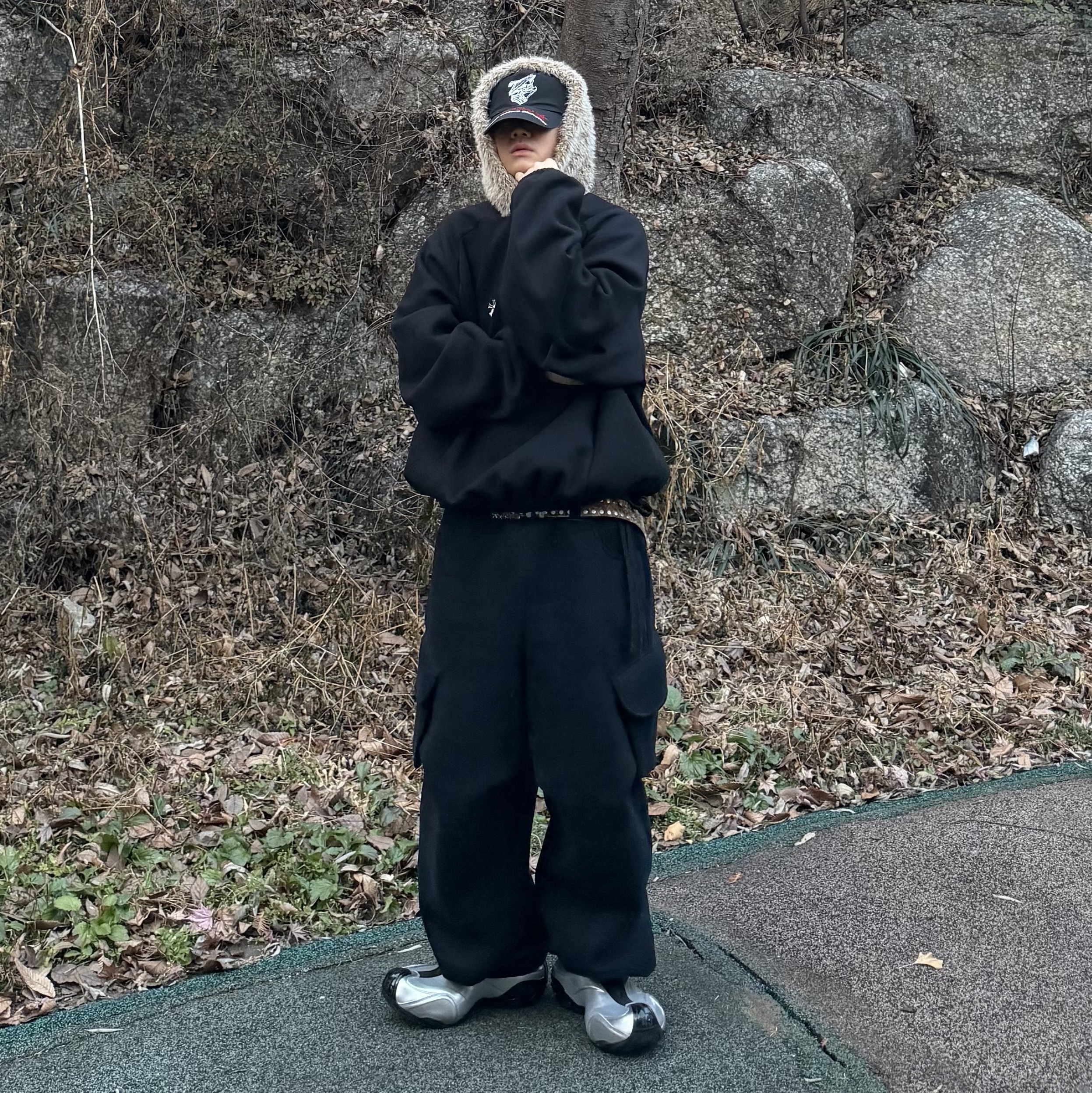 MJD x Koin Seoul Wide Cargo Sweat Pants Black, Balenciaga Basketball Sneakers Silver Black 착용 스타일 - 2