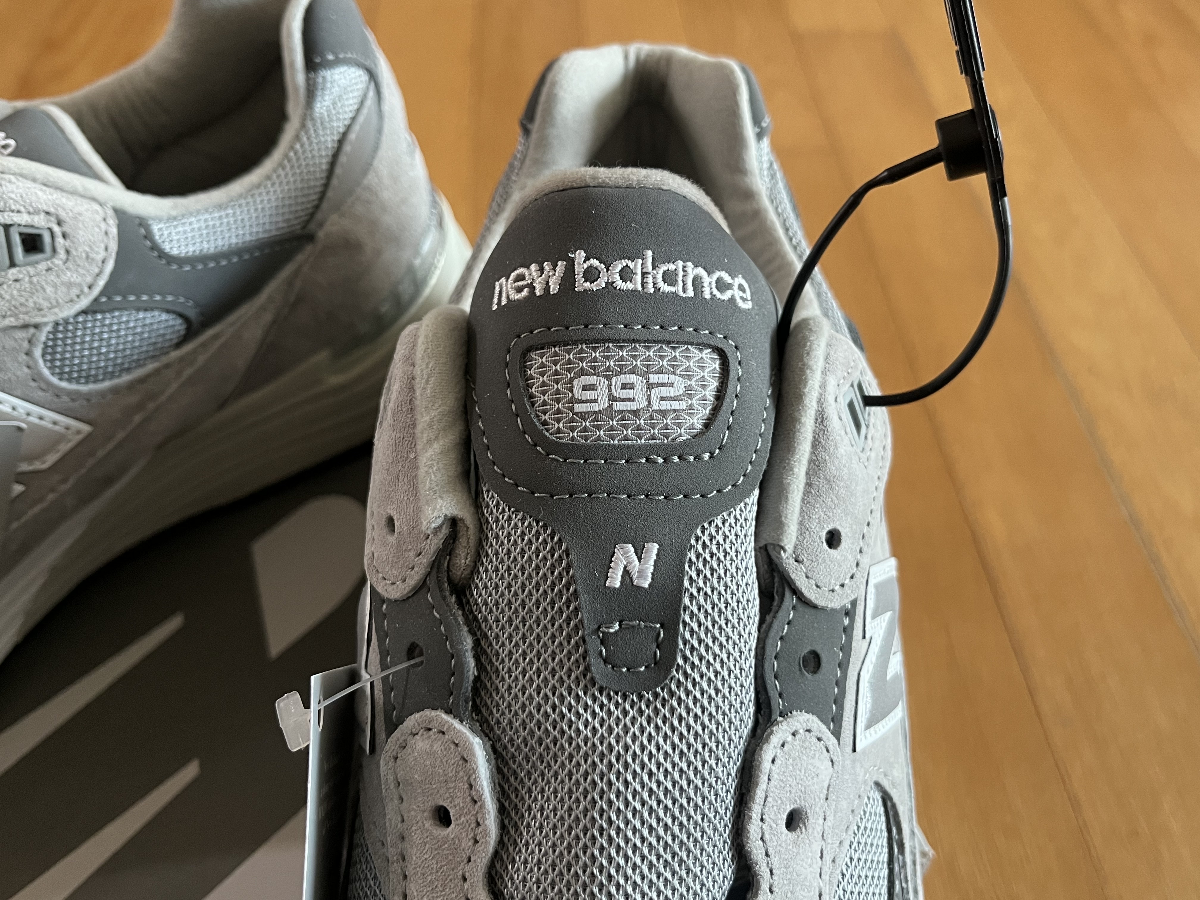 New Balance 992 Made in USA Core Grey Silver Metallic 착용 스타일 - 3
