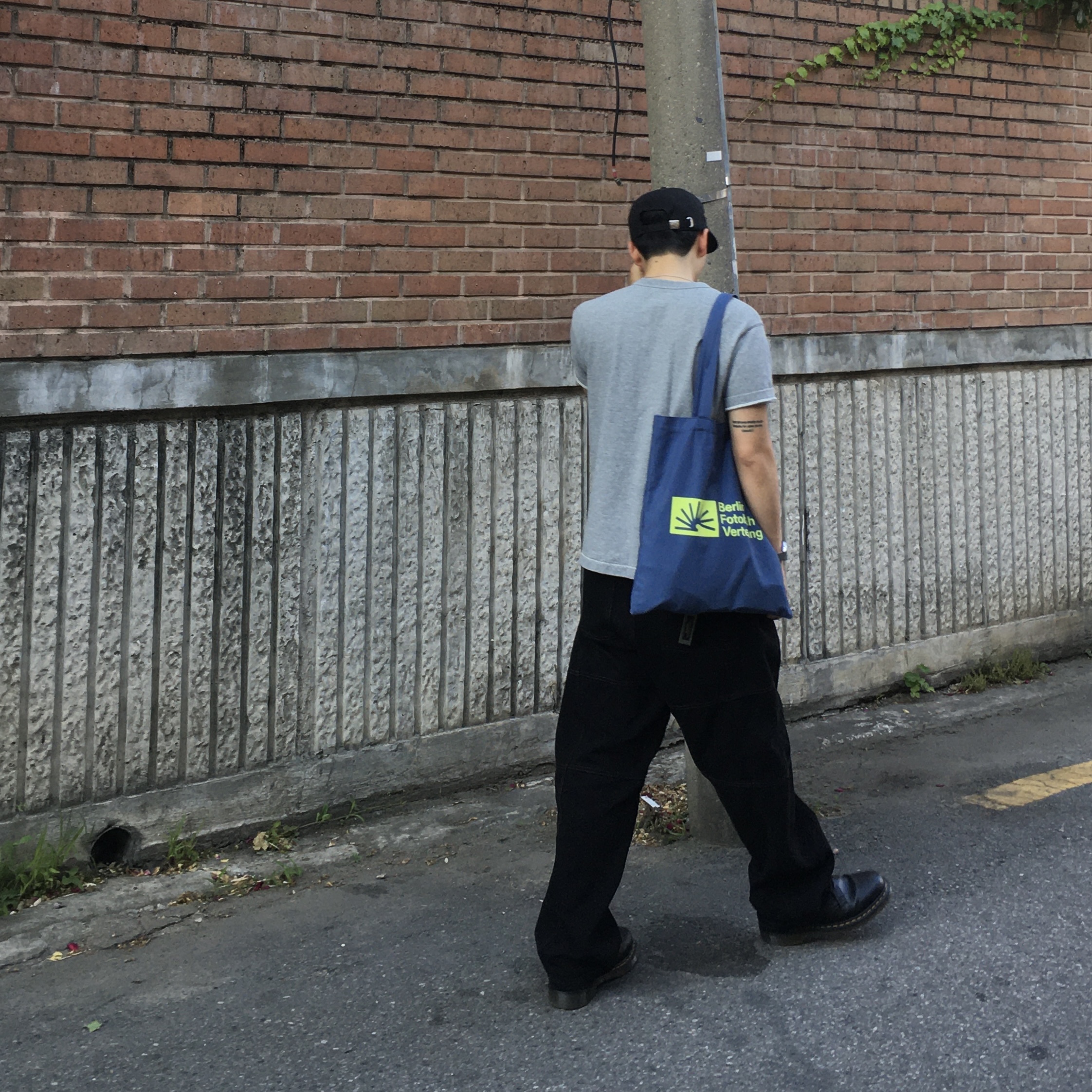 Berlin Photobook Distribution 002 Bag Slate Blue 착용 스타일 - 1