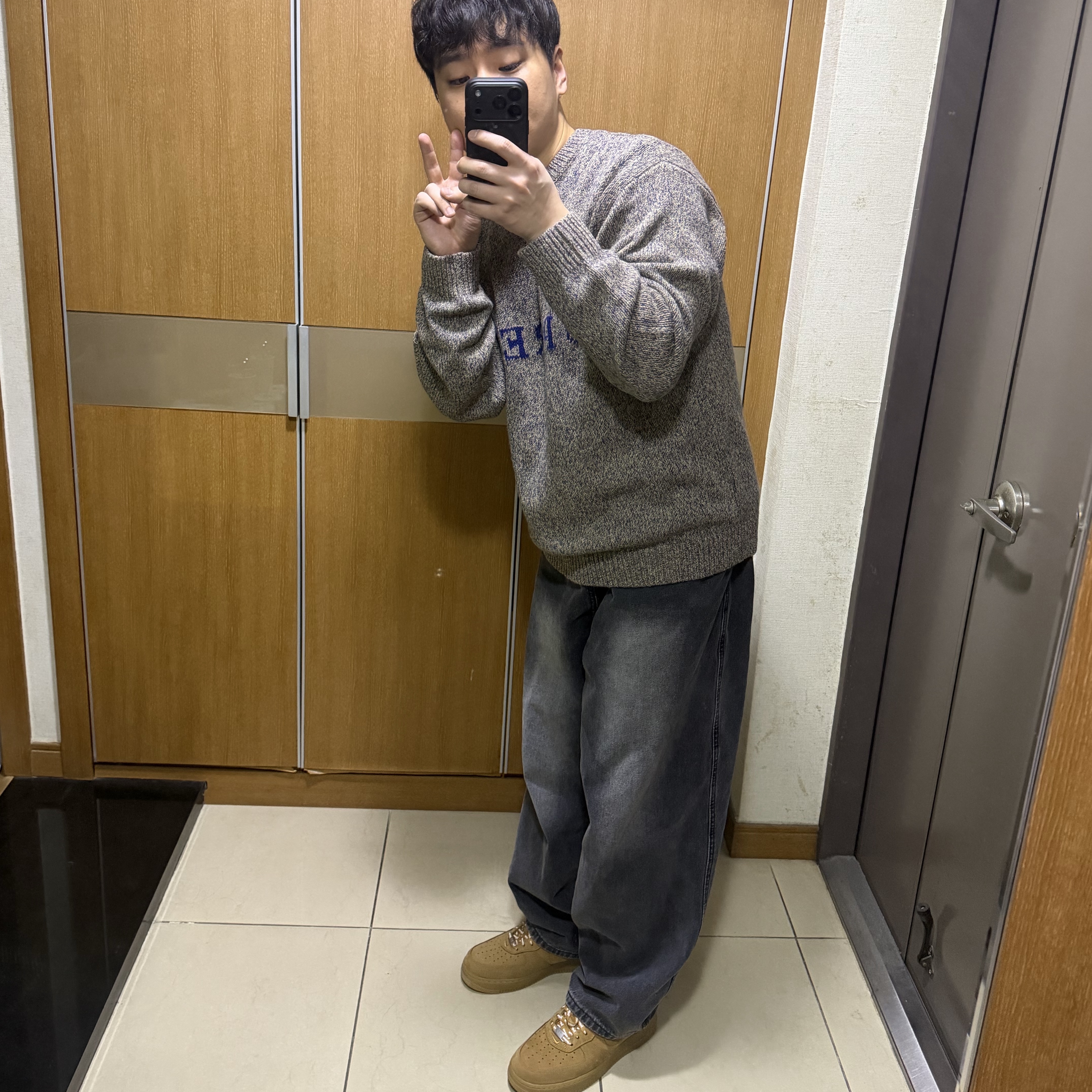 Supreme Contrast Logo Sweater Taupe Melange - 25SS, Nike x Supreme Air Force 1 Low Flax 착용 스타일