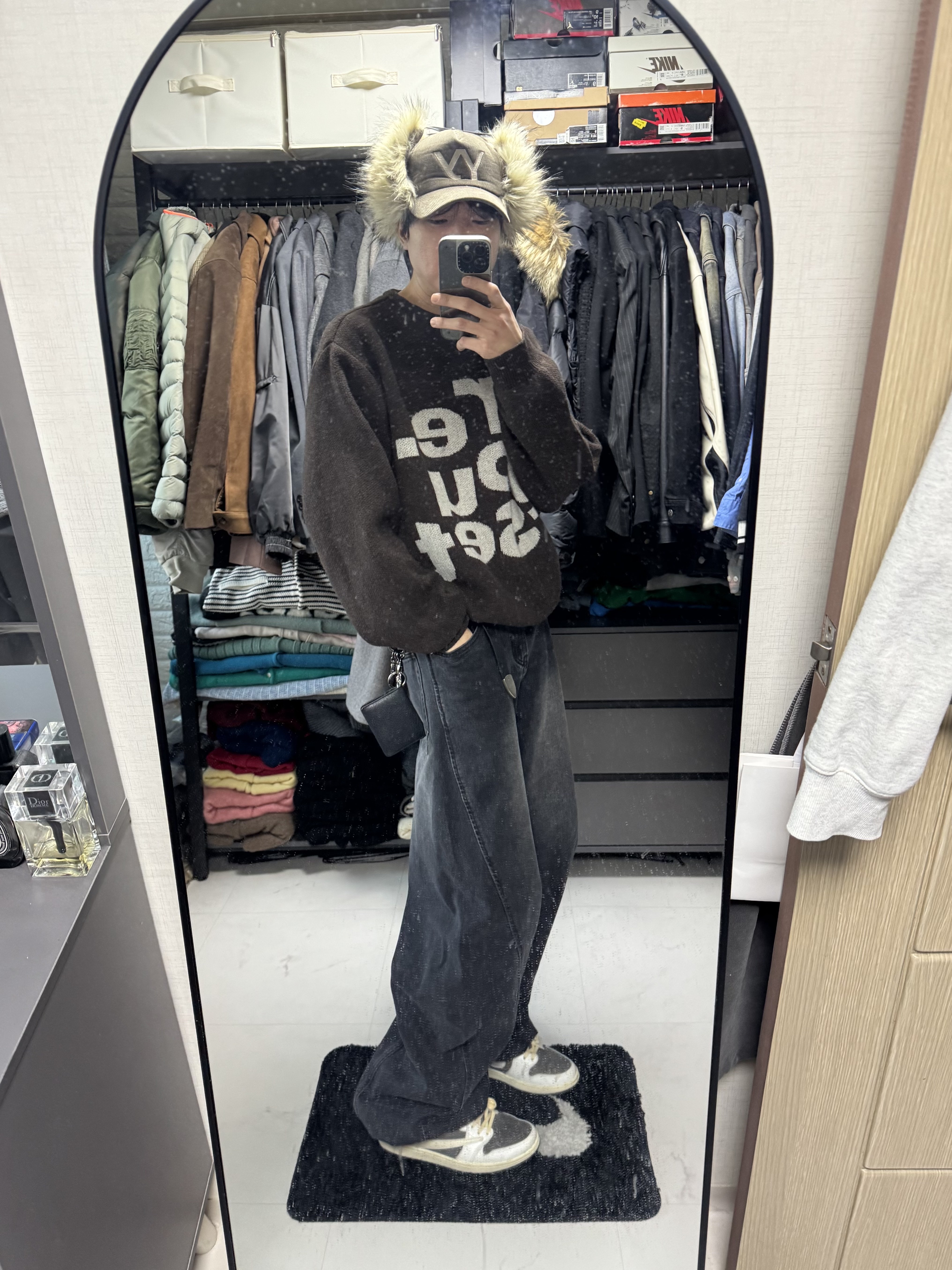 Open Yy Faux Fur Corduroy Earflap Cap Khaki, Jordan 1 x Travis Scott Retro Low OG SP Sail and Ridgerock 착용 스타일 - 1