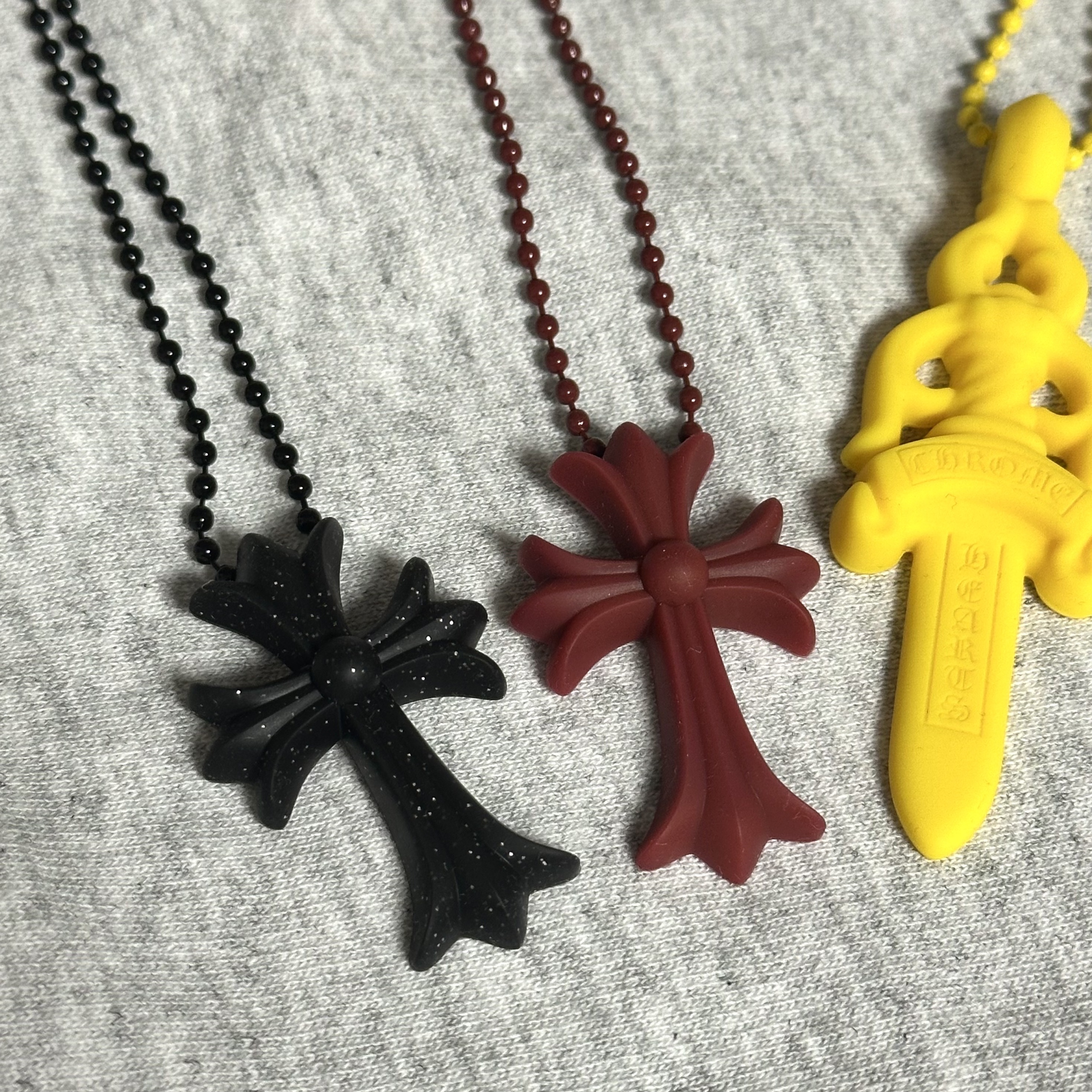 Chrome Hearts Silichrome Dagger Pendant Yellow 2023, Chrome Hearts Silichrome CH Cross Pendant Black Glitter 2025 ์ฐฉ์ฉ ์คํ์ผ - 1