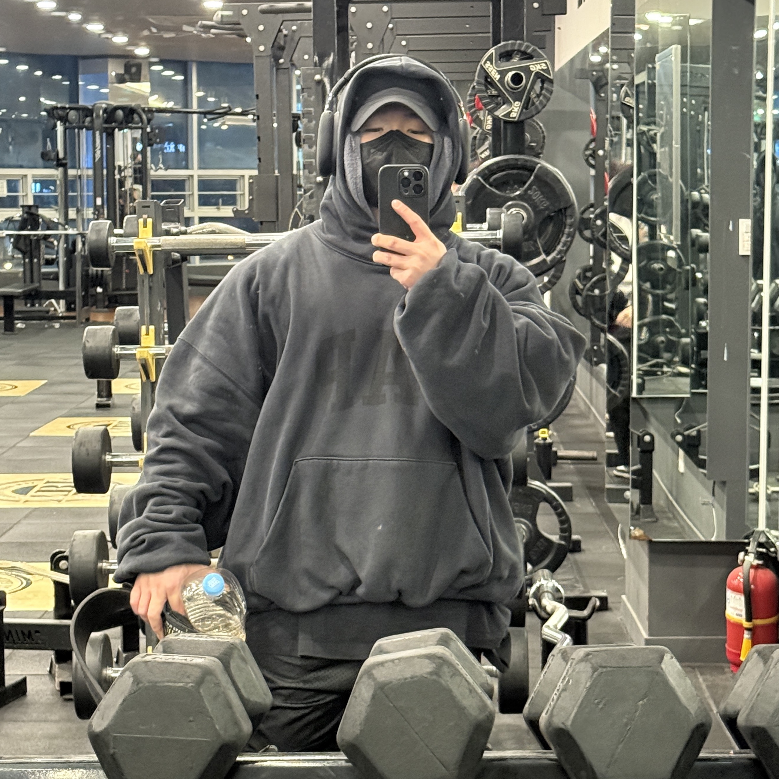 Yeezy Gap Engineered By Balenciaga Dove Hoodie Washed Black 착용 스타일