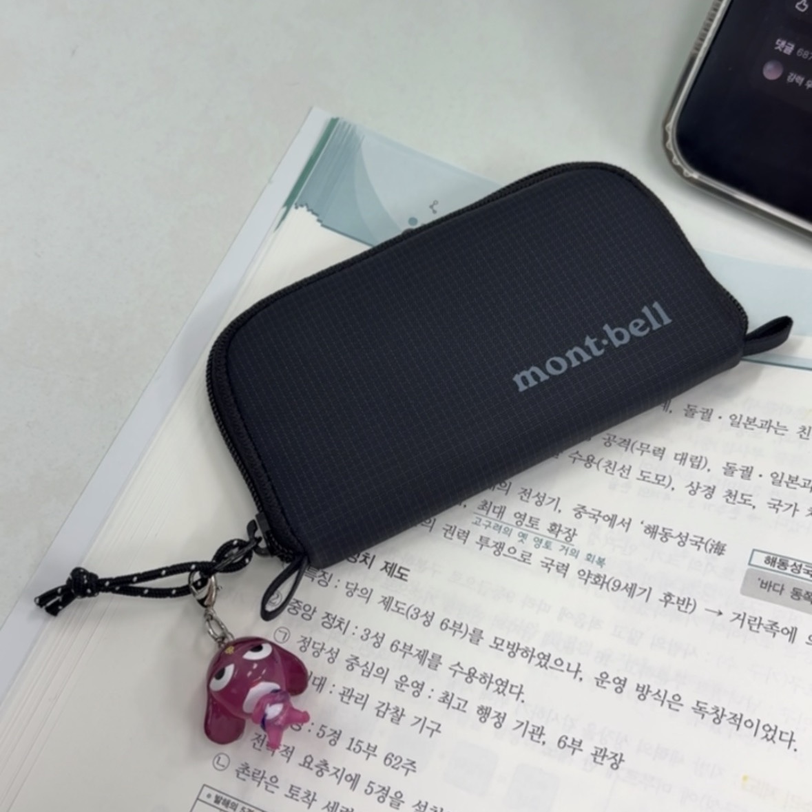 Montbell Mini Zip Wallet Black 착용 스타일