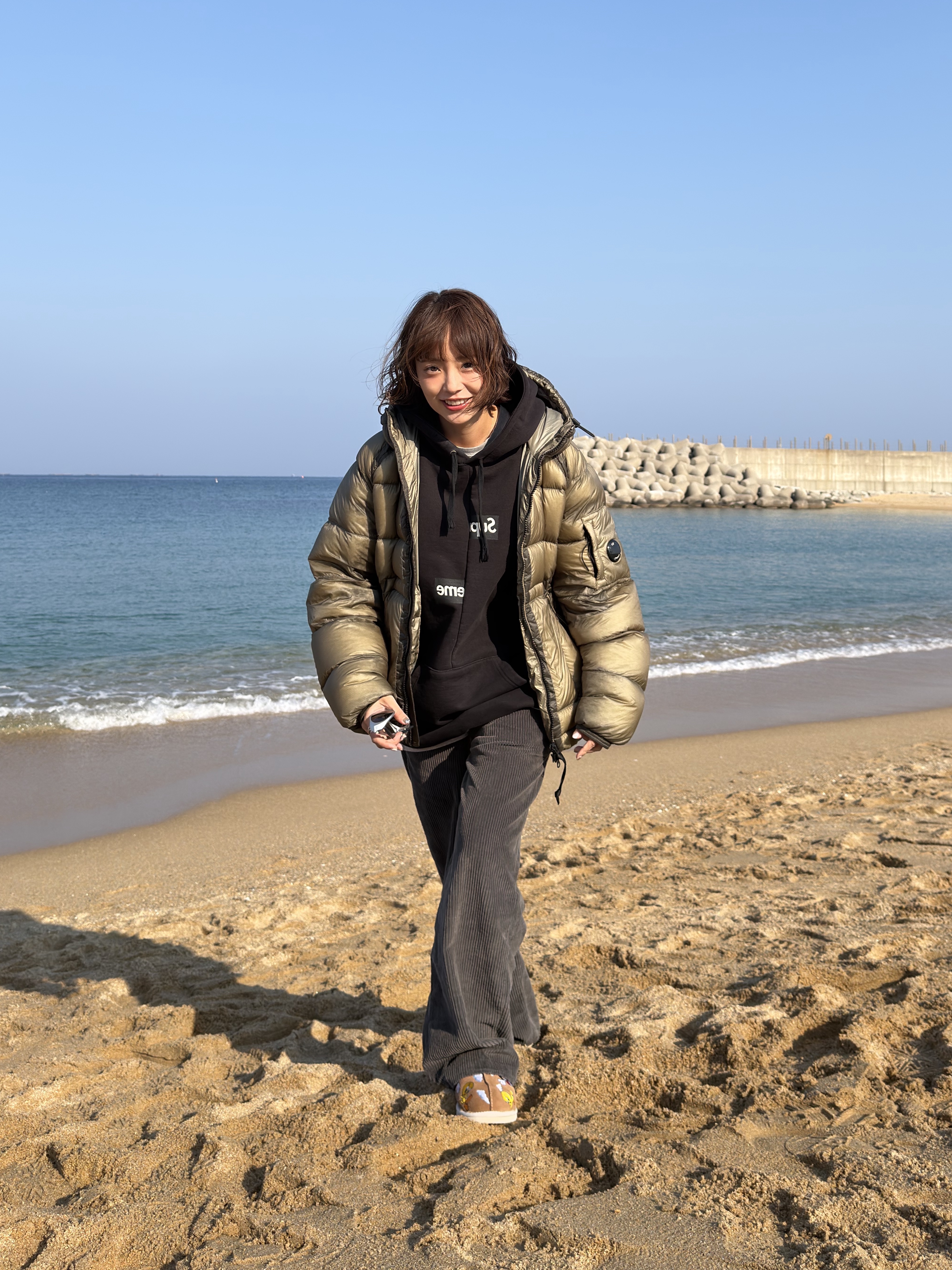 C.P. Company D.D. Shell Hooded Down Jacket Fungi Grey - 25FW, UGG x Palace x Looney Tunes Tasman Slipper Chestnut 착용 스타일 - 6