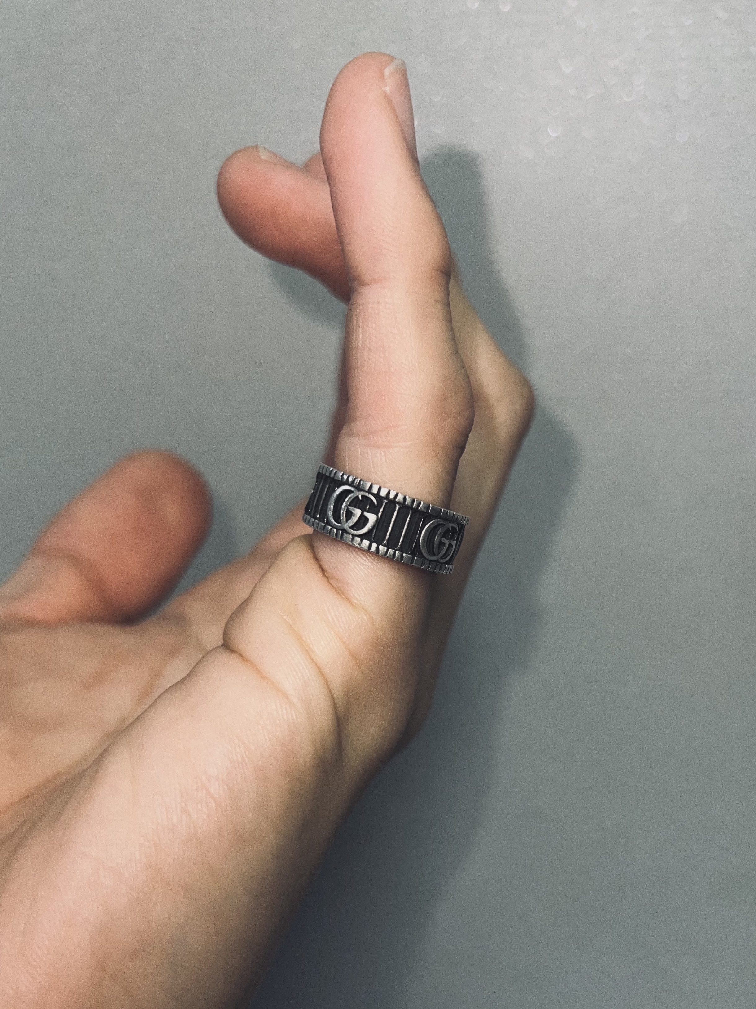 Gucci Ring with Double G Silver 착용 스타일 - 2
