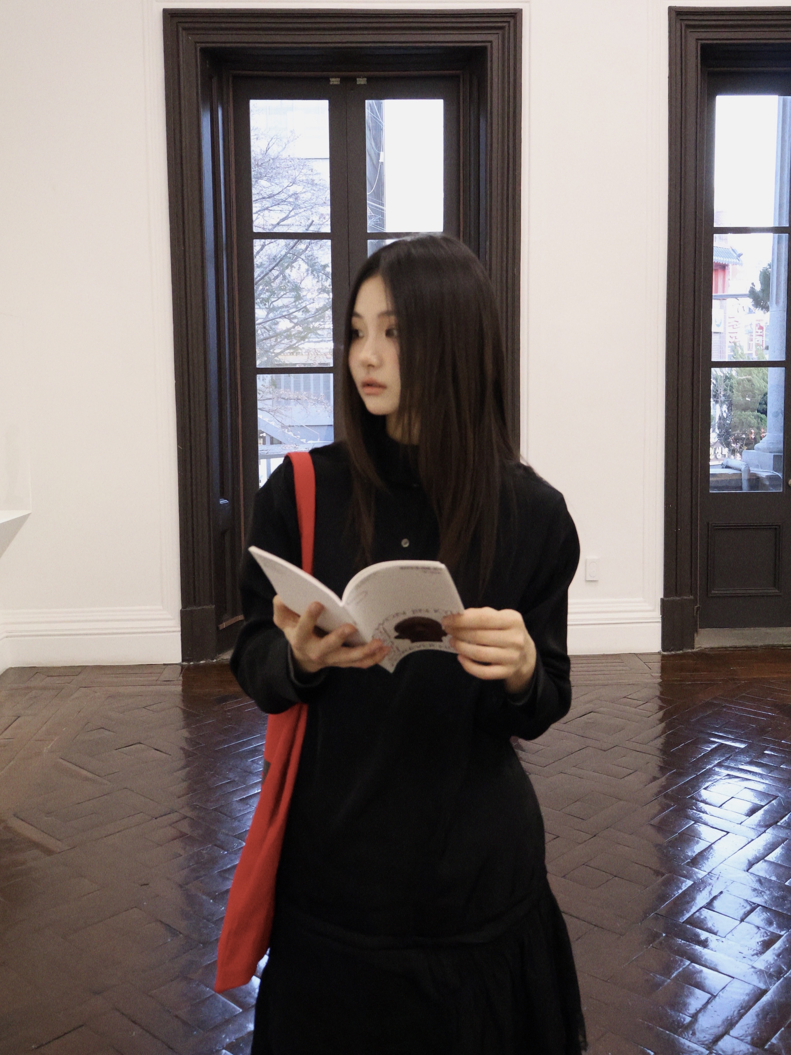Berlin Photobook Distribution 002 Bag Red 착용 스타일 - 5