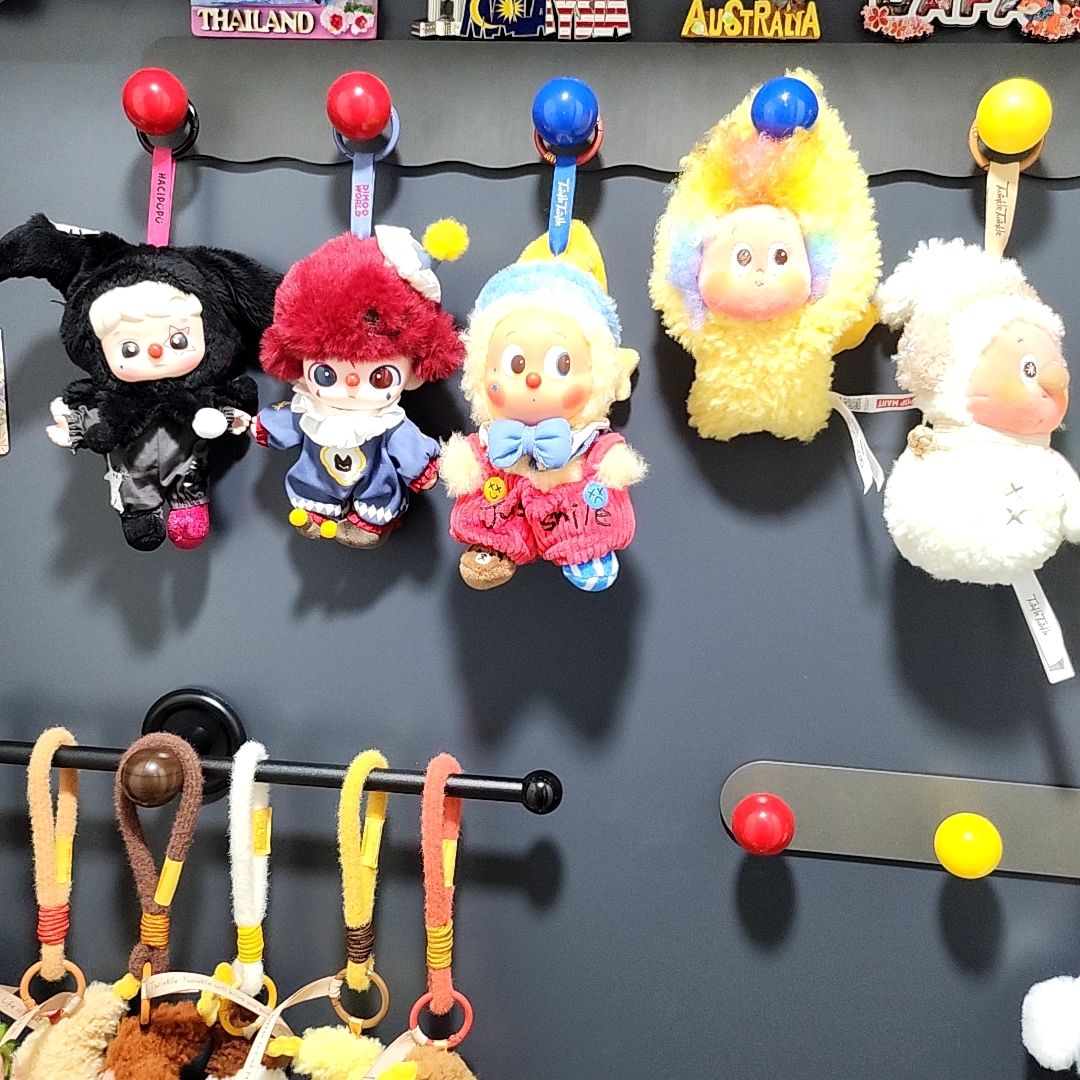 Pop Mart Why So Serious Series Vinyl Plush Pendant Rainbow Jelly Bean (Opened Case) 착용 스타일