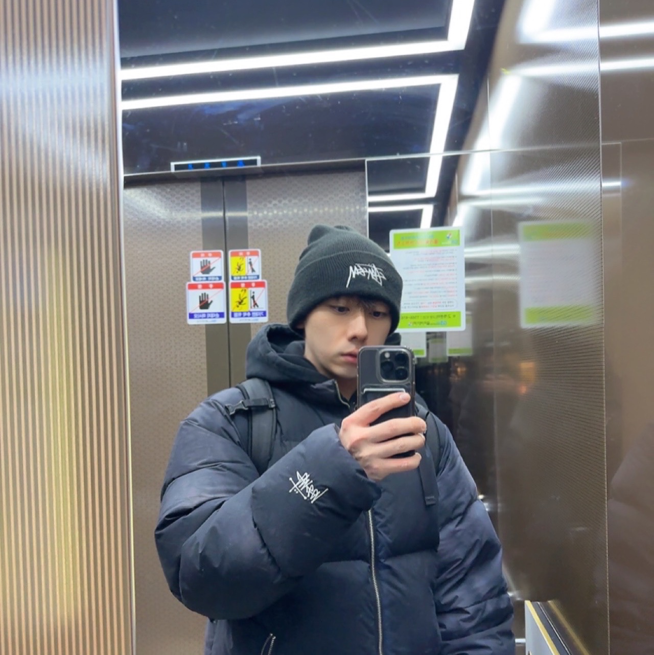Stussy Recycled Nylon Down Puffer Vintage Black, Nike x Stussy Cuff Beanie Black 착용 스타일