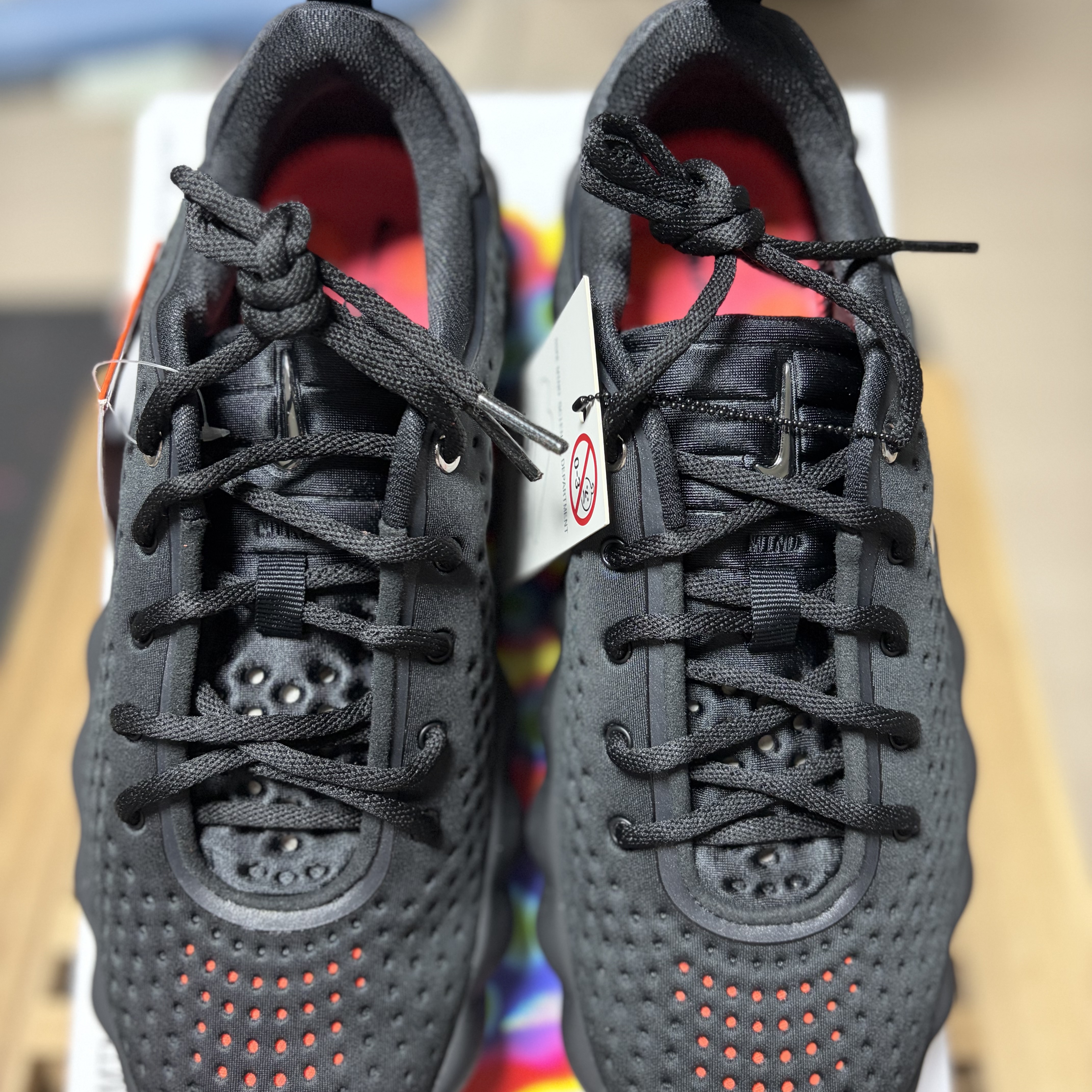 Nike Mind 002 Black Hyper Crimson 착용 스타일 - 4